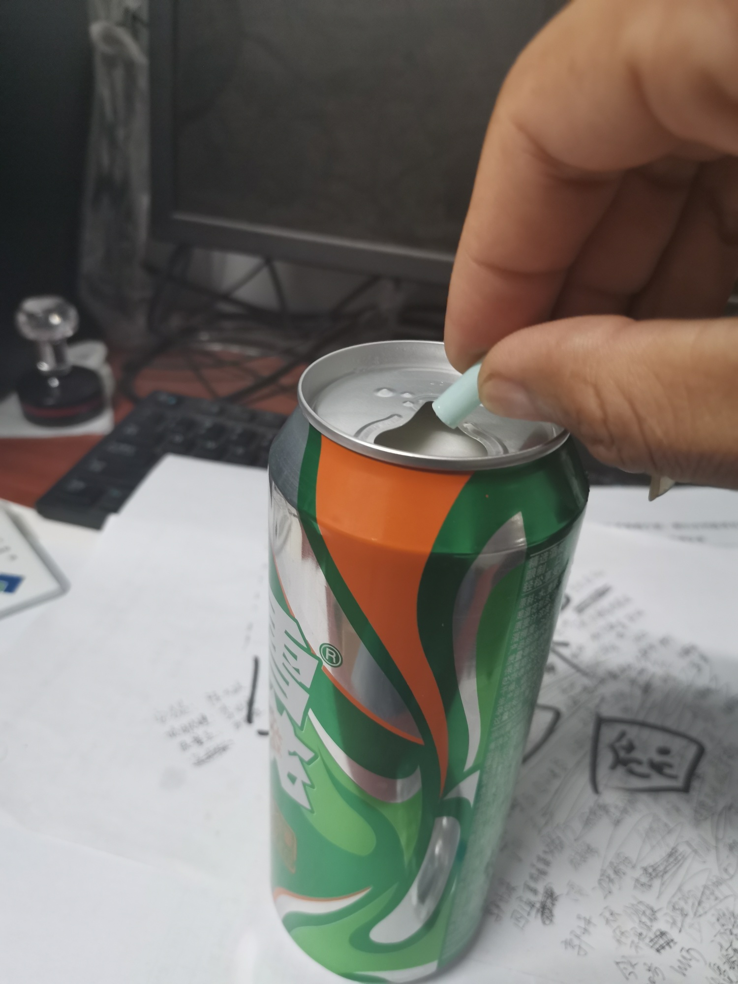 兄弟们，要不要喝下去？我也不知道会不会S  这个药是之前住在这里的人留下的，药店又34 / 作者:效用无敌 / 