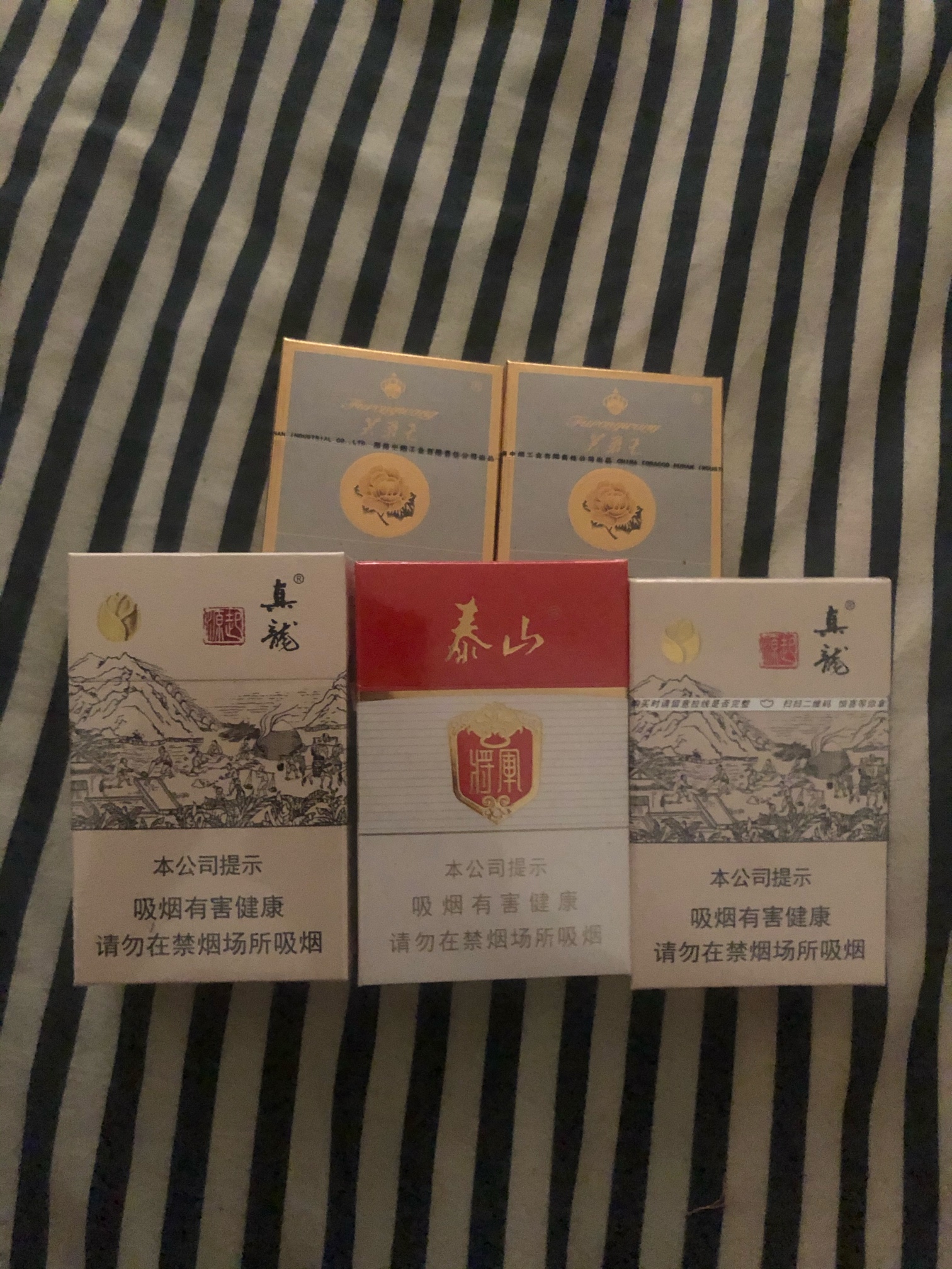 给朋友帮忙临走前扔我车上五包烟还是白将好抽