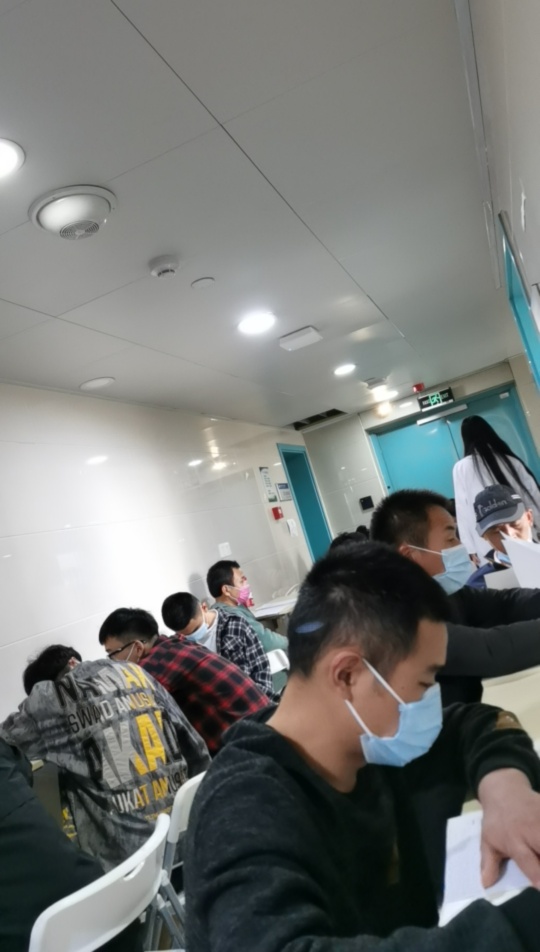 三五瓶真老哥直播试药贷，现在在门口等待招募的人集合，好壮观，人山人海，上到阿姨大37 / 作者:黑炭人生 / 