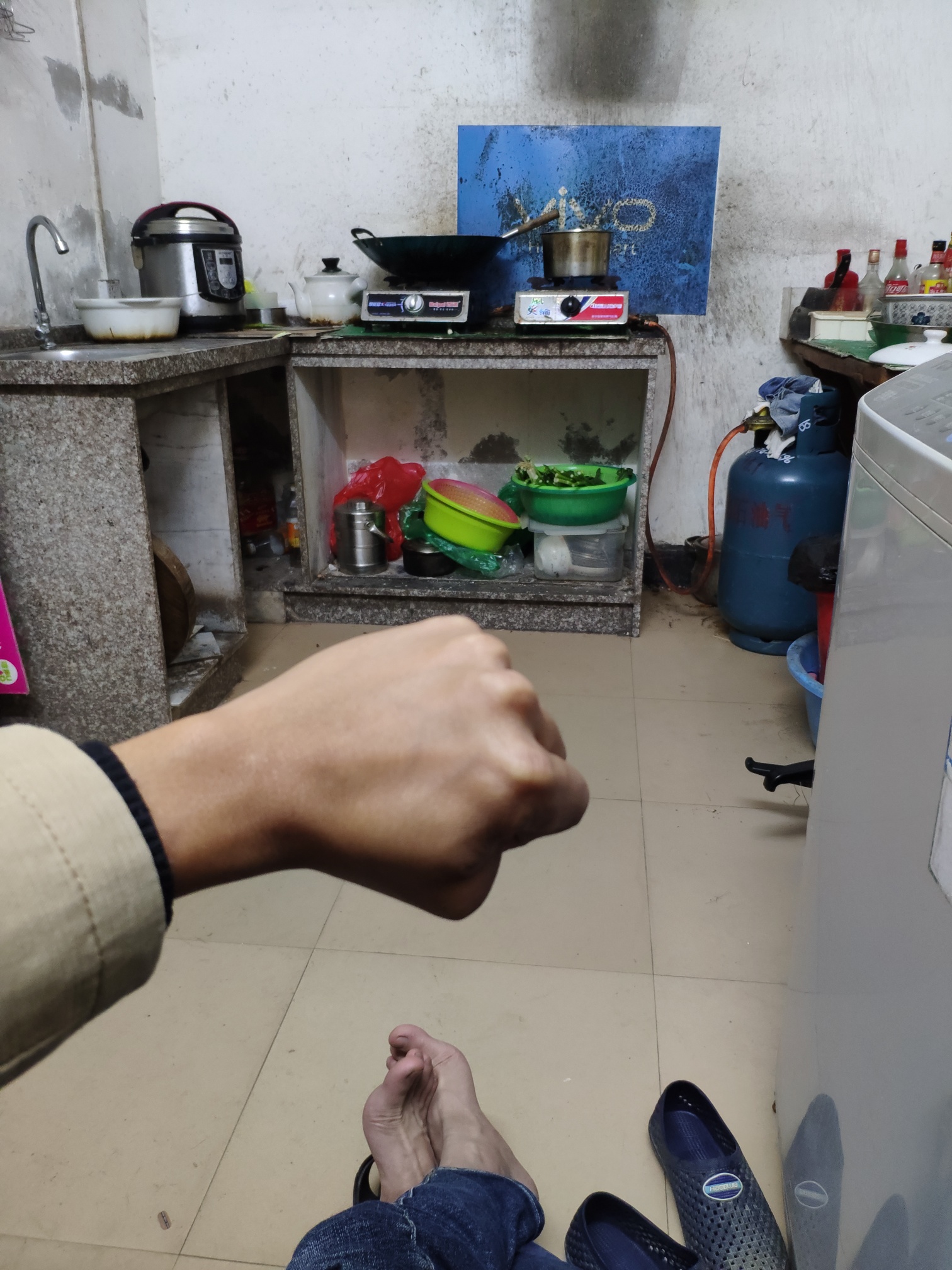 唉，生活还是要继续。有人夜店撒钱 有人十元温饱 大千世界 芸芸众生 谁是蝼蚁？谁又是60 / 作者:纵横四海爱 / 