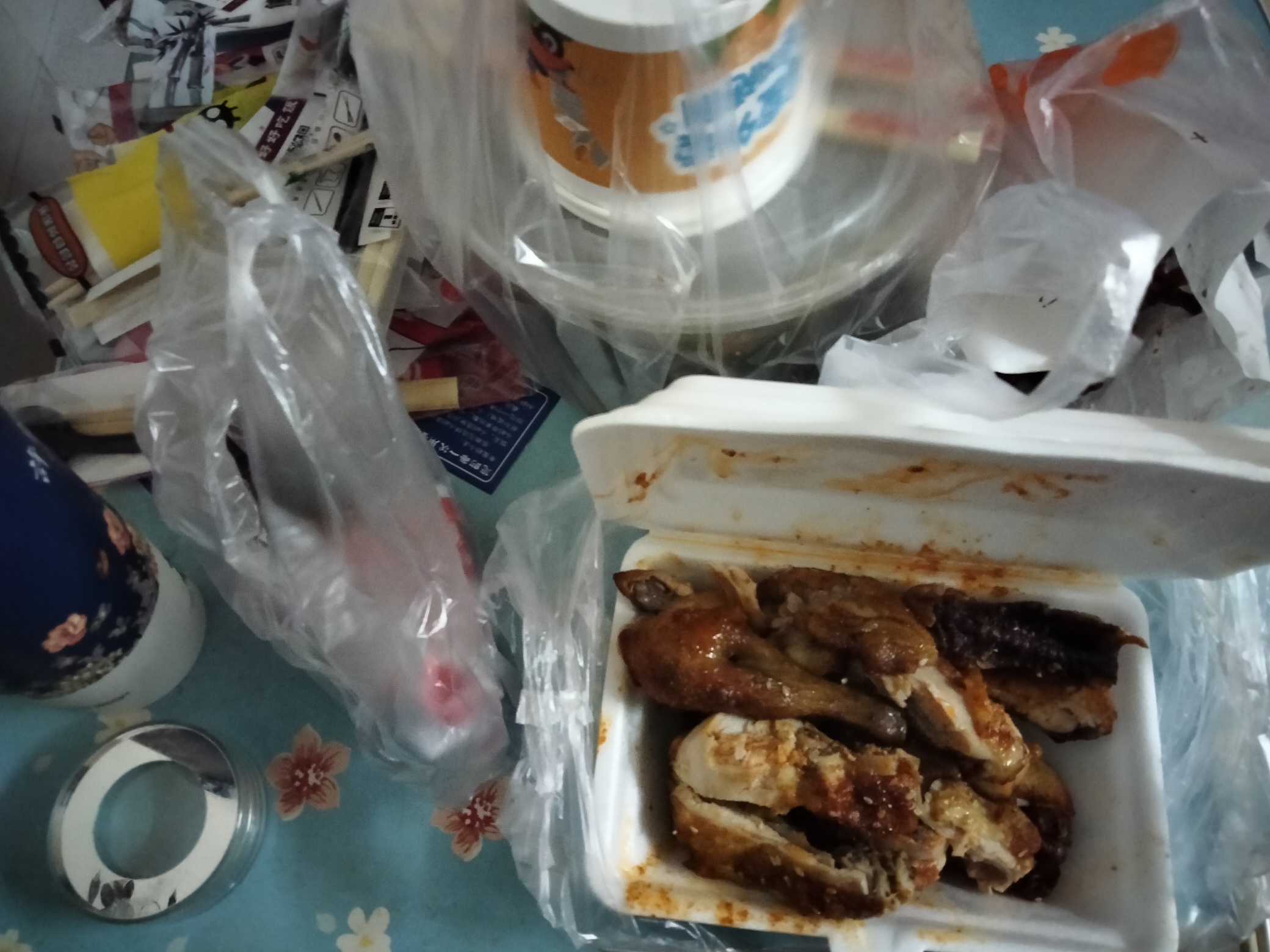 每次看到老哥发动态说  肚子饿  没钱吃饭，我就想团个饭给他，说没烟抽就想给他团包烟53 / 作者:欧阳张 / 