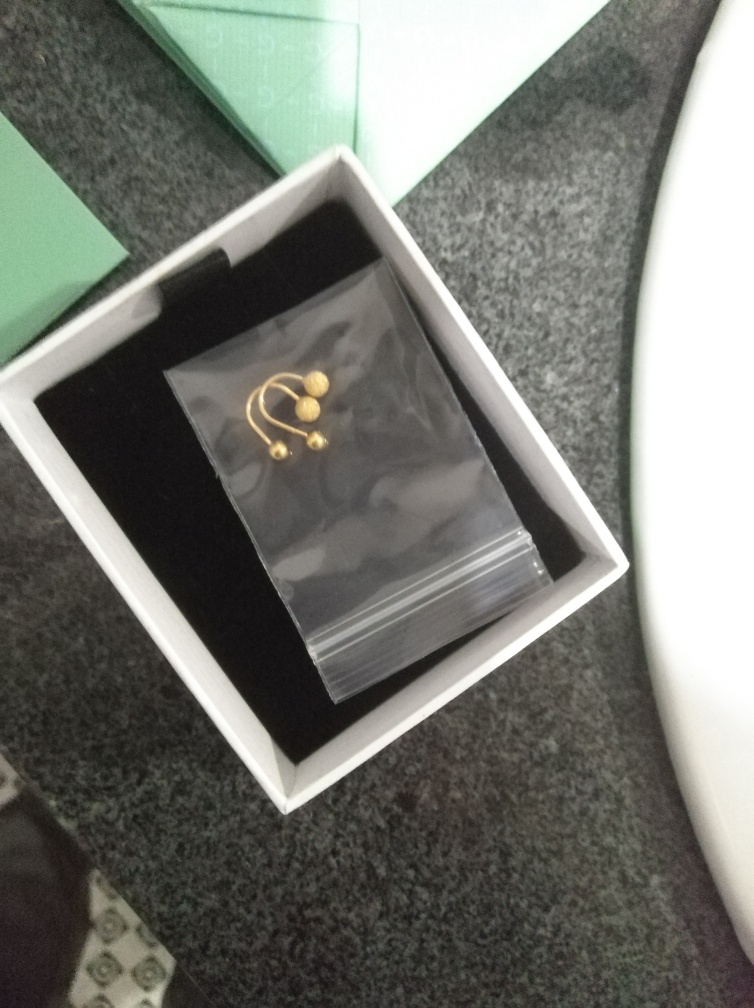 老哥闲巢撸的黄金去哪种店卖，今天在镇上的小金店问了下，说300多，我直接就走了。.7313 / 作者:靠自己起来 / 