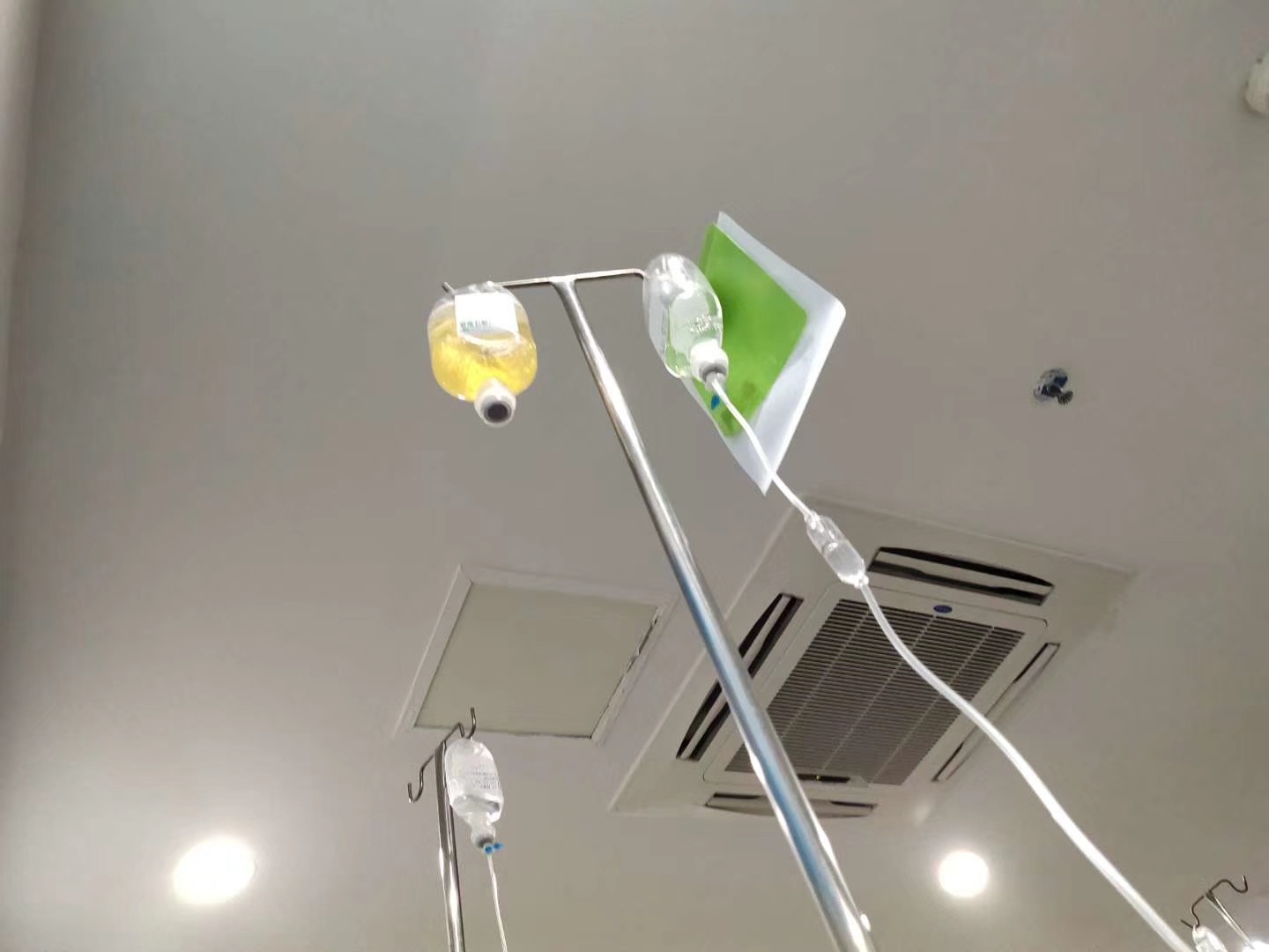 谁有在医院打点滴的图，借来用一下

48 / 作者:白鞋 / 