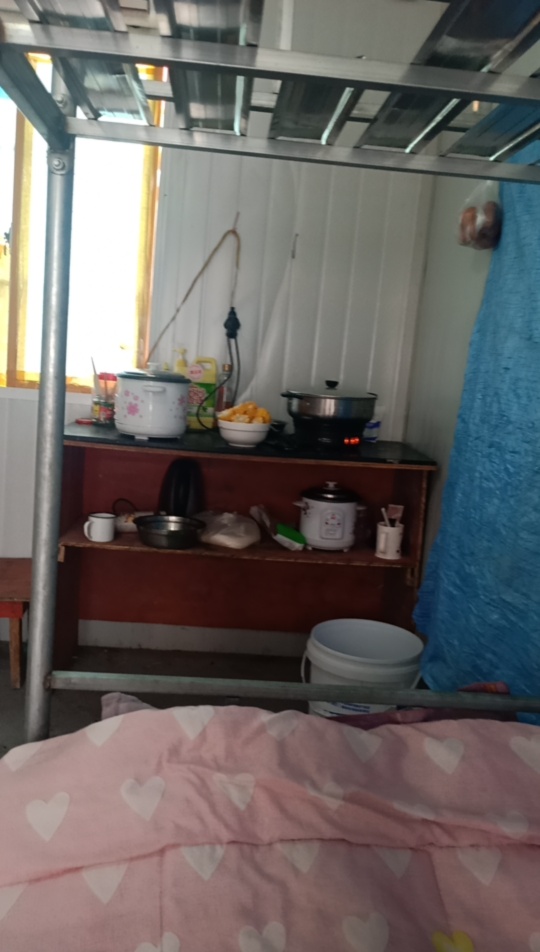 老哥们，我改怎么办？早上下大雨工地没法干活，工友们就说，买点肉大家一起吃点好的，30 / 作者:此生一直单着 / 