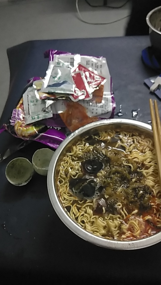 有没有老哥像我这样的吃泡面都是两包起-老哥朋友圈··卡农论坛