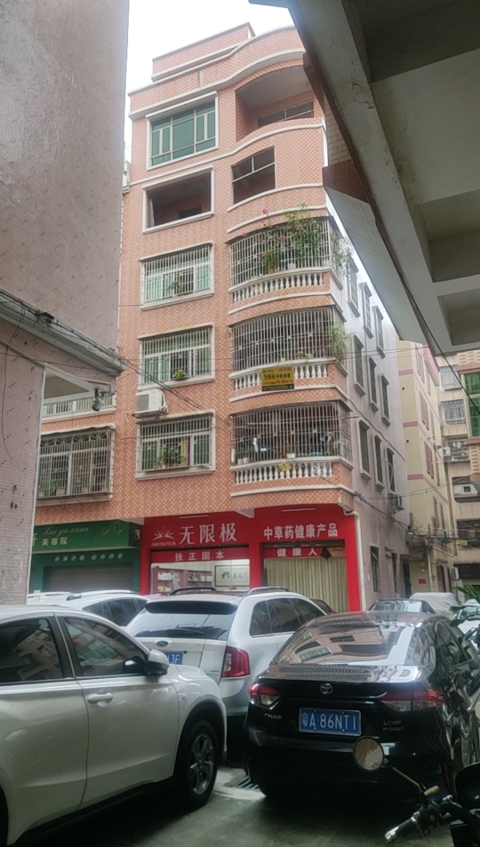 下雨了，一个人在外面避雨，感觉生活没有期望啊。什么都没了，还欠一身债，根本就翻不84 / 作者:小小小少年 / 
