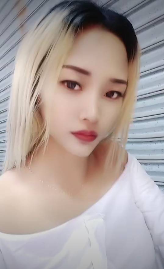 前女友还是单身，以前有实力敢和他在一起，现在自身难保，每天就默默的关注就行

14 / 作者:一如既往想着你 / 