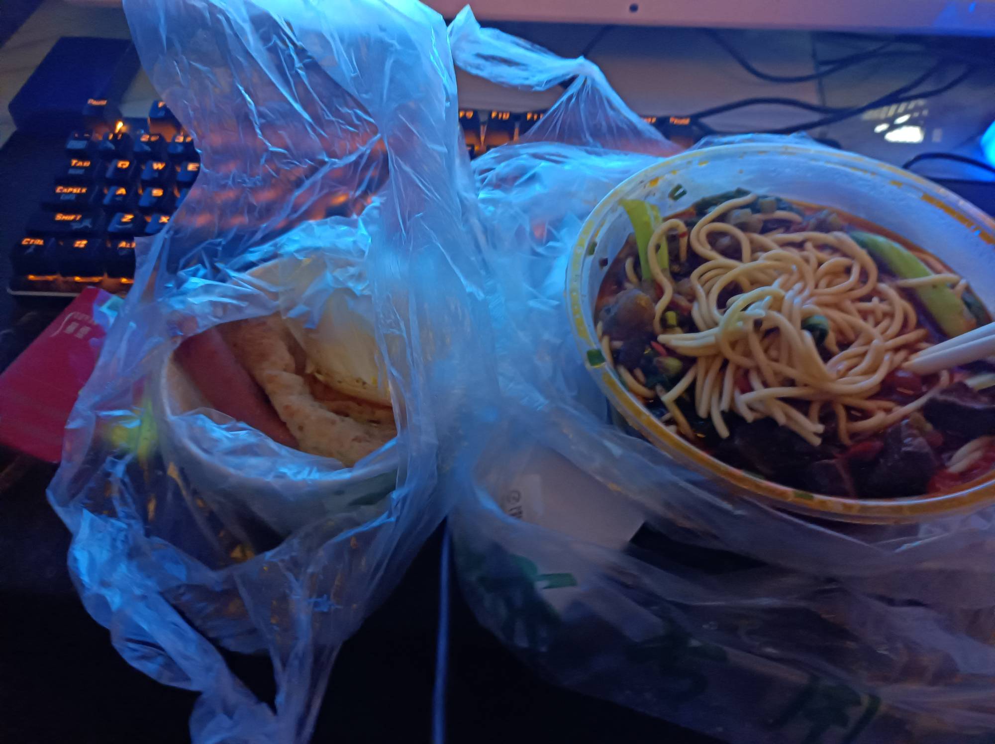 一天一顿饭，白天兼职晚上网吧

27 / 作者:随芯 / 