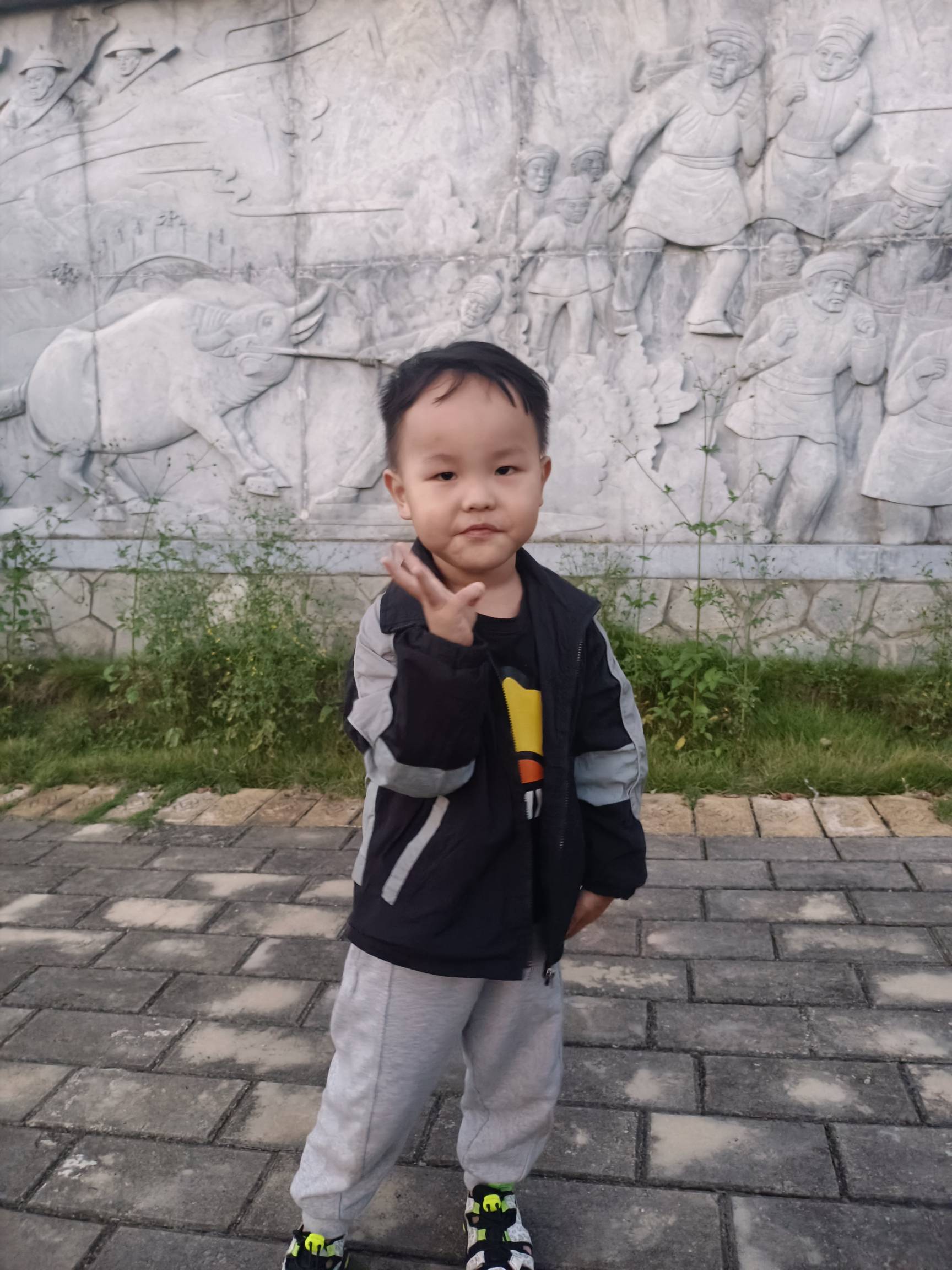 儿子今天三岁生日,别说我买蛋糕了,想吃个汉堡,我都买不起,感觉自己不知道为啥混成52 / 作者:你大爷的大爷ll / 儿子今天三岁生日,别说我买蛋糕了,想吃个汉堡,我都买不起,感觉自己不知道为啥混成52 / 作者:你大爷的大爷ll /