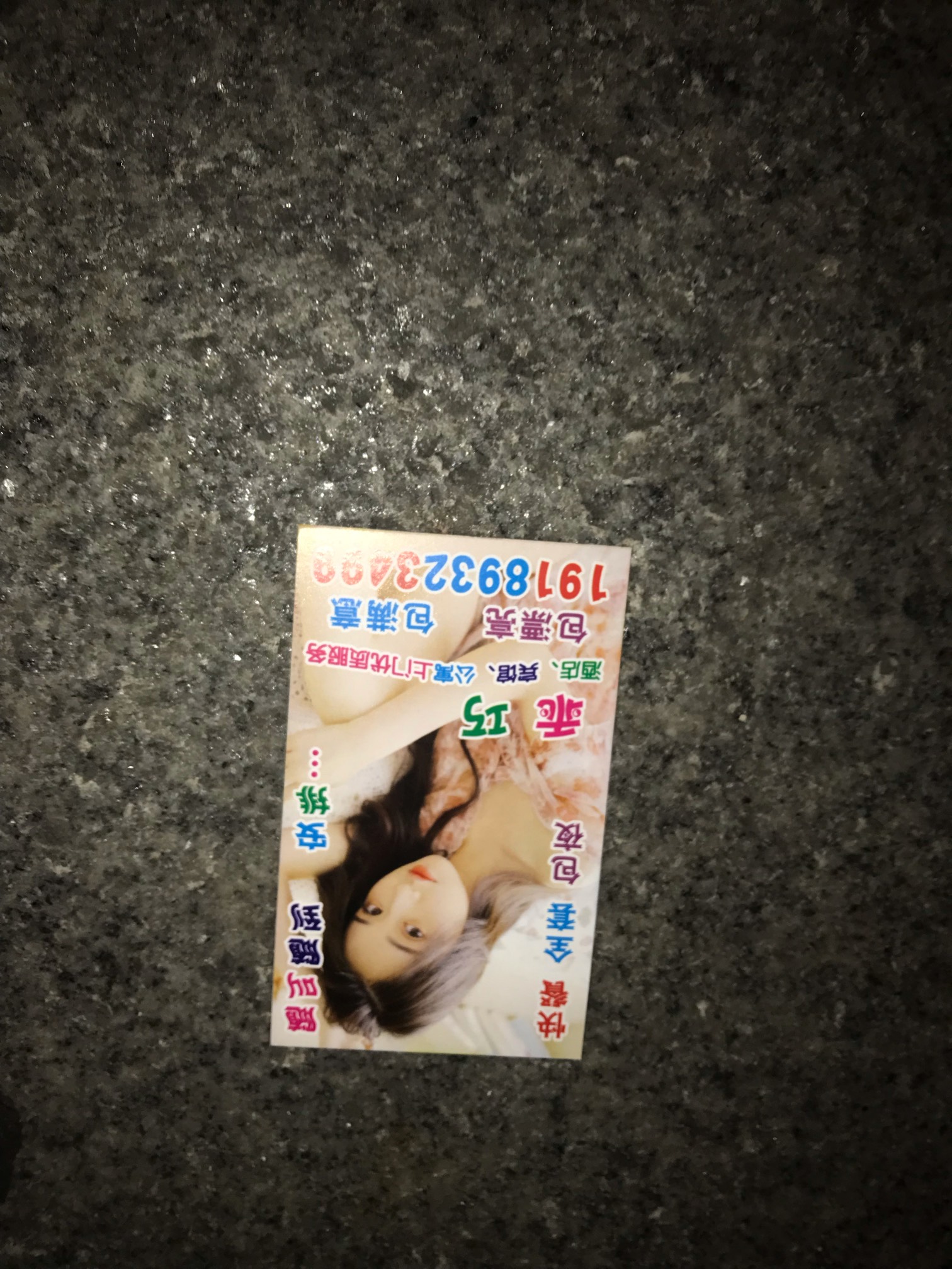 雨下个不停，没烟了，出去又没伞，这个黑夜有点漫长哦

21 / 作者:乙方 / 