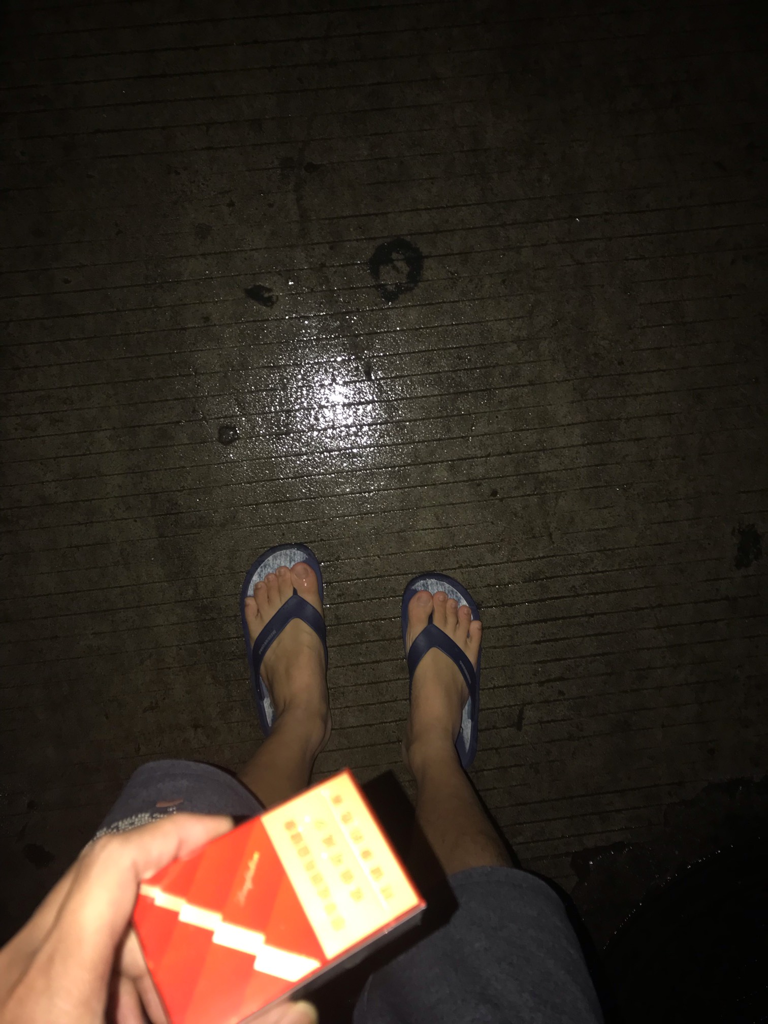 雨下个不停，没烟了，出去又没伞，这个黑夜有点漫长哦

98 / 作者:乙方 / 