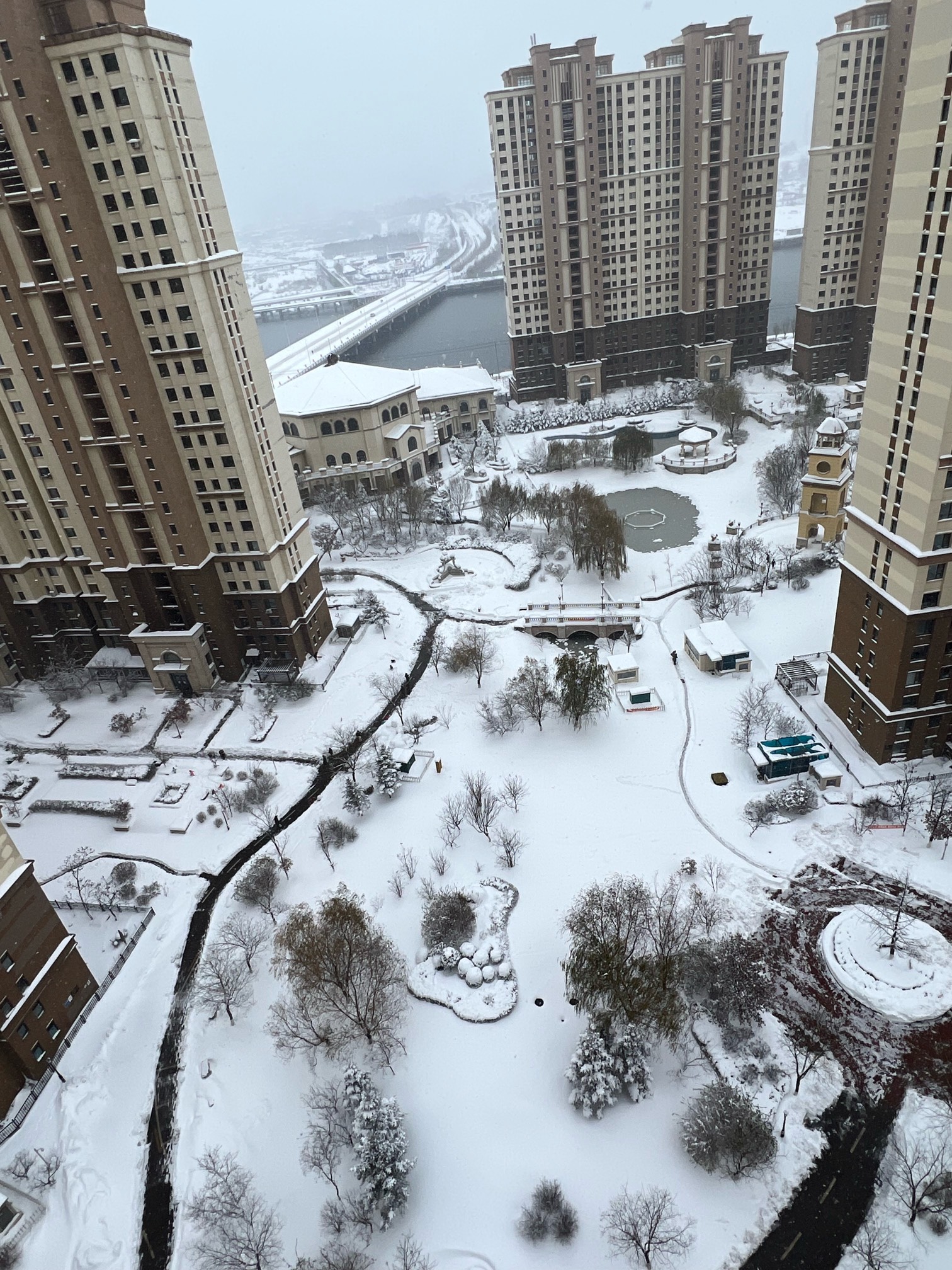 外面大雪封门，在家吃火锅可是绝配


24 / 作者:鸡蛋卷沉淀 / 