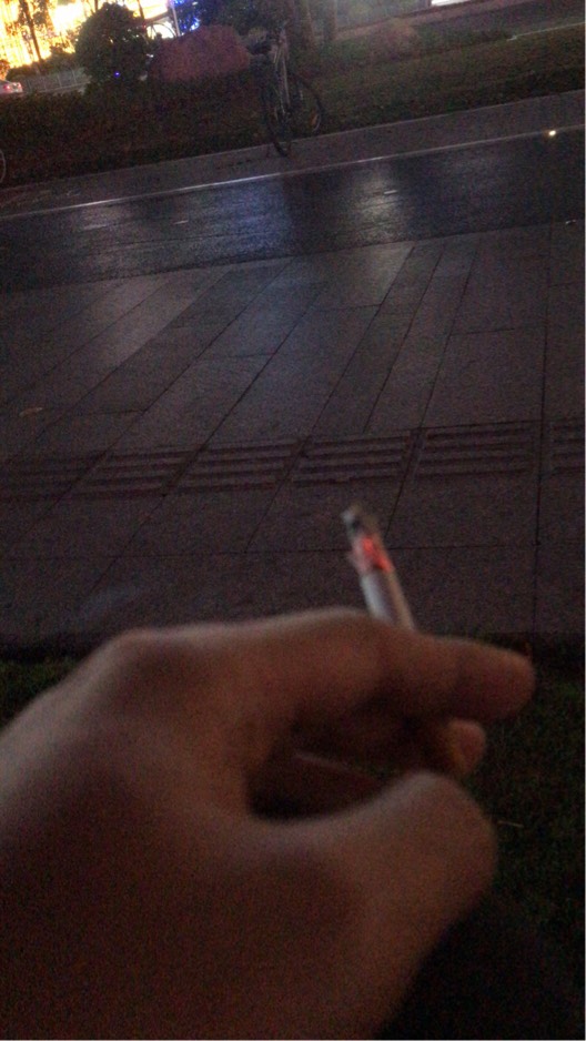 今晚在马路上逛了几小时，想买把锋利点的刀没钱，做电梯到写字楼高楼上找不到缺口，站75 / 作者:乙方 / 