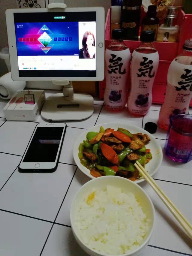 二十二岁的生日： 
 
      简单而快乐！又是休息的一天、疫情放假独自呆得！生日快乐31 / 作者:未婚妈咪^_^ / 