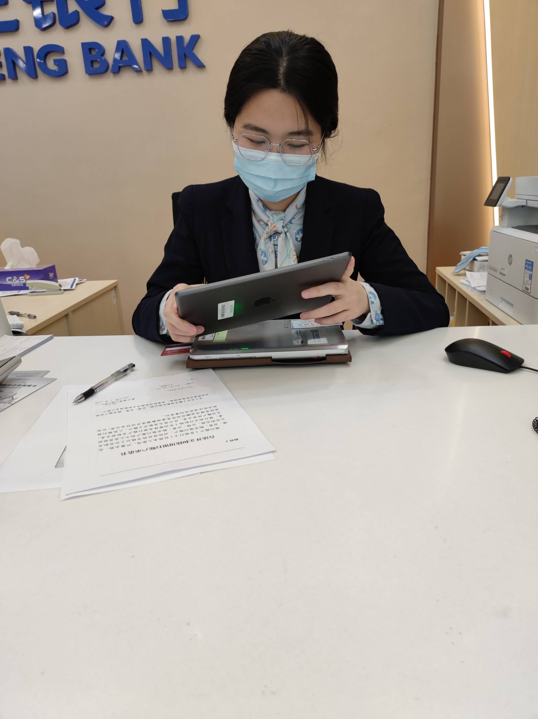 大战民生，柜台小j姐身材很好啊，看得我硬邦邦


41 / 作者:重生之我在卡农申请毛 / 