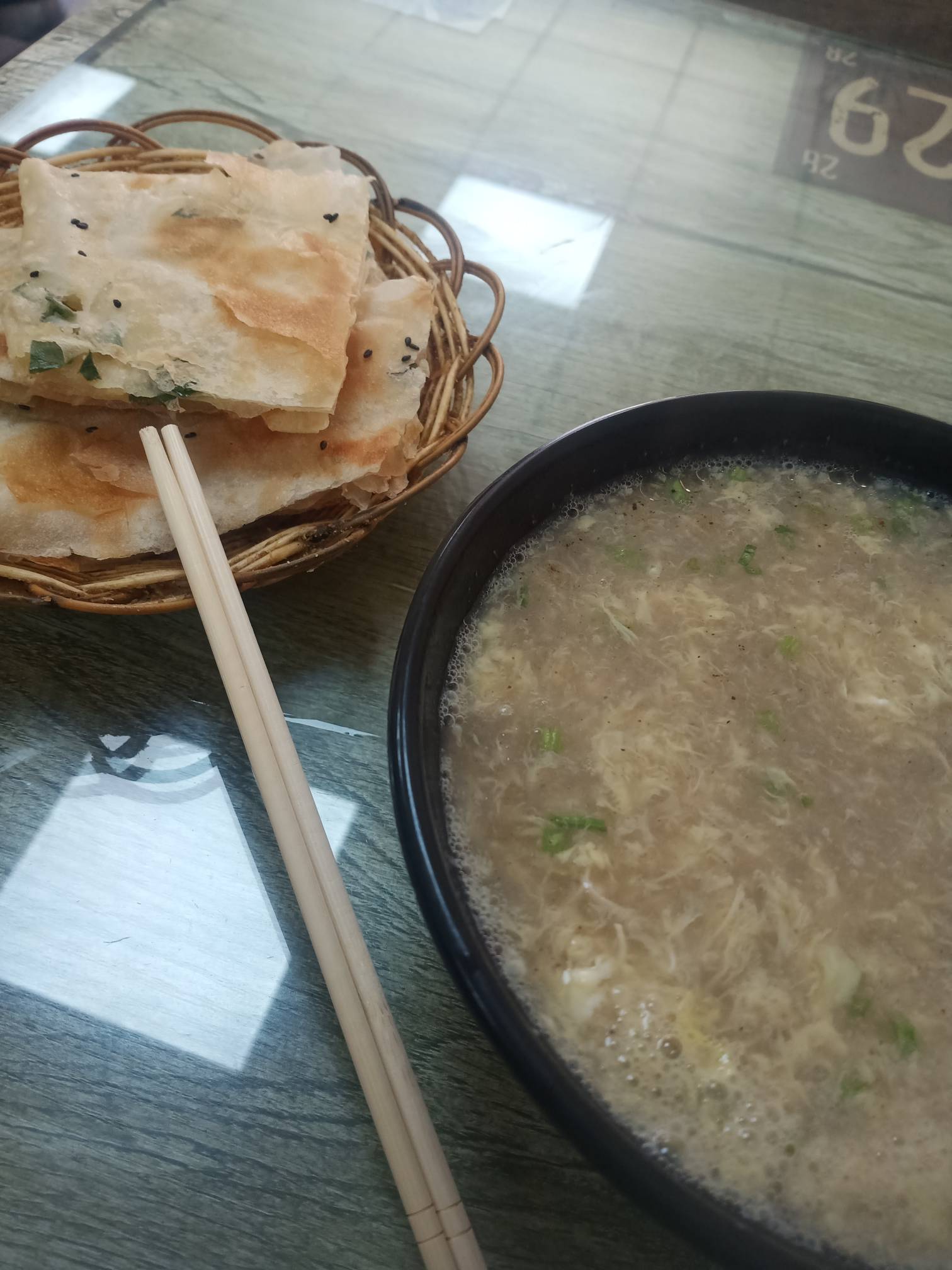 今天附近逢集，买了十块钱砂糖橘，喝了一碗鸡蛋鸡肉粆汤，饼。


97 / 作者:天涯孤客♂ / 