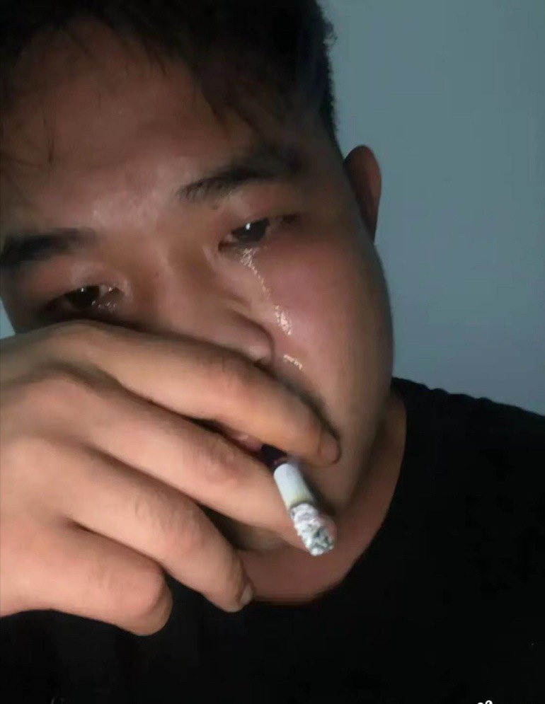 当我躲进衣柜的那一刹那，
我就知道，
一个比我更有资格爱你的人回来了。

61 / 作者:耗子尾汁（乔） / 