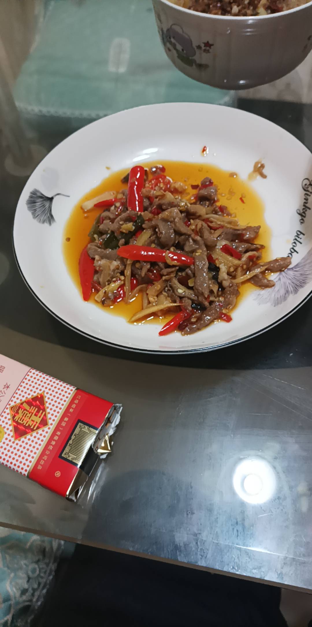 奢侈一把，今天我妈来看我

给我做了麻辣鱼，她过年去乡下吊了两条4斤重的大鱼

又给6 / 作者:和平之月 / 
