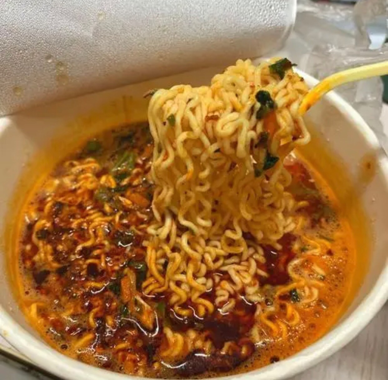 每天看你们吃猪脚饭，我真的好羡慕，好久没吃肉了，天天一碗泡面，拉屎都是稀的。

61 / 作者:撸羊毛挣大钱 / 