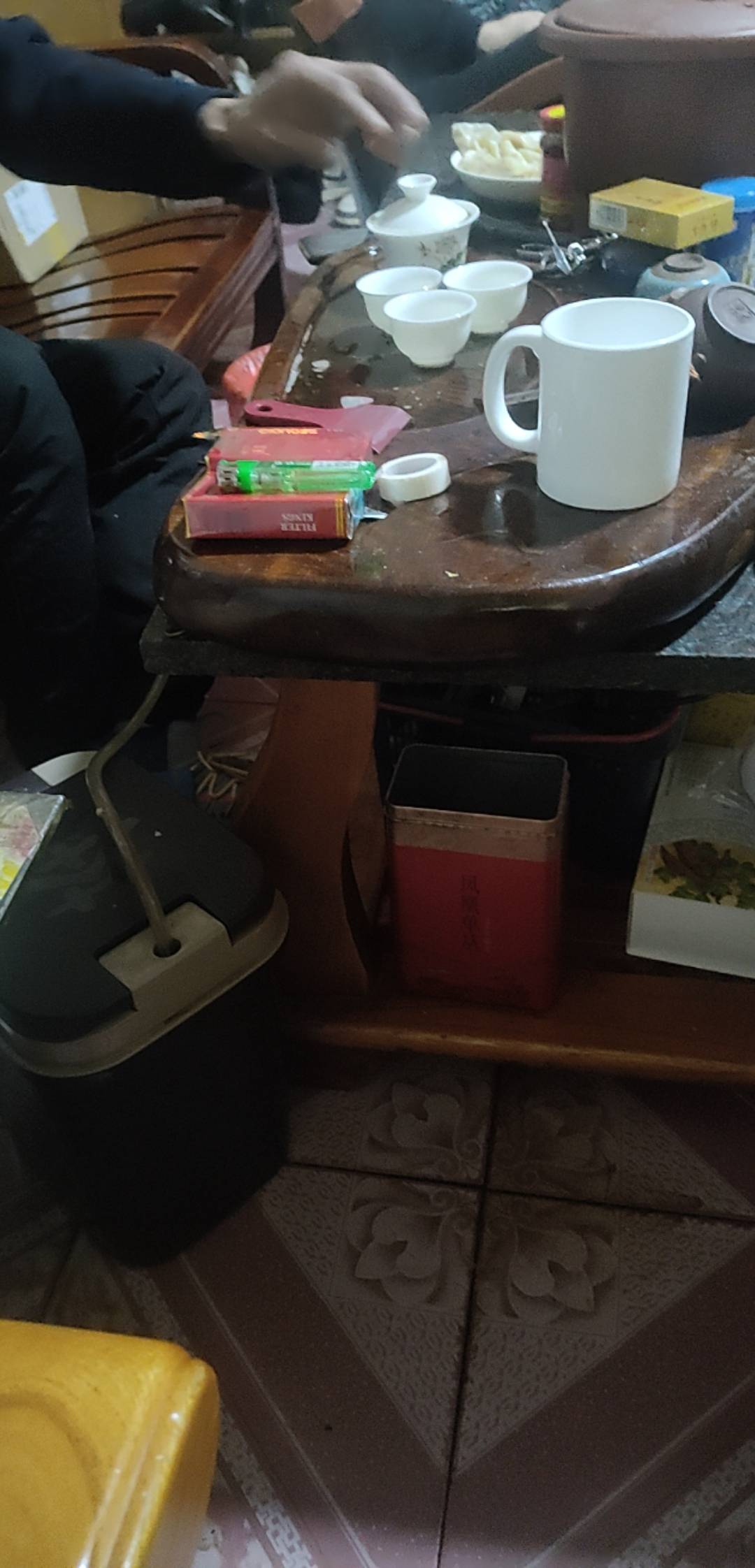 老哥们喝茶了