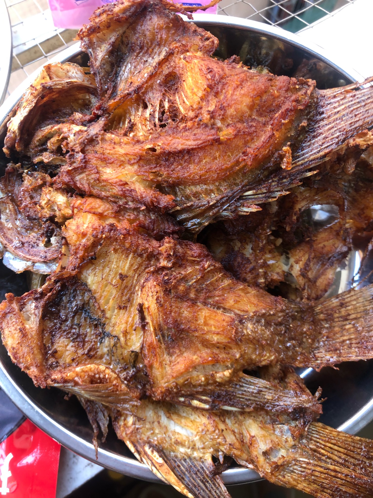 撸的太多油，先炸几条鱼，今晚做烤鱼吃，老哥们先吃


6 / 作者:过期的佛西丁 / 