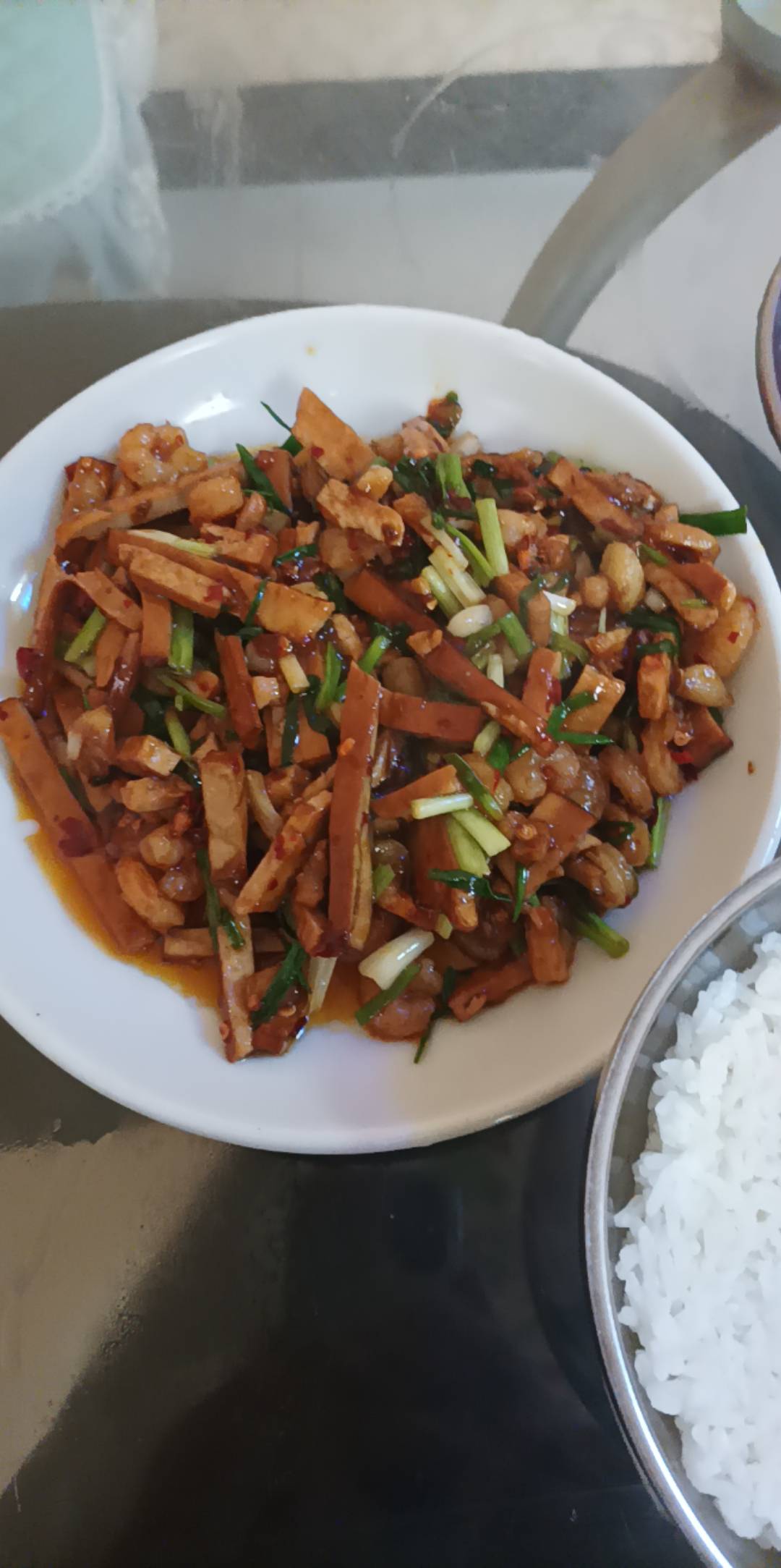 成本6块钱左右，加米饭最多8块
关键是干净
不用吃老板娘口水

虾仁豆腐干，本来想弄个78 / 作者:和平之月 / 
