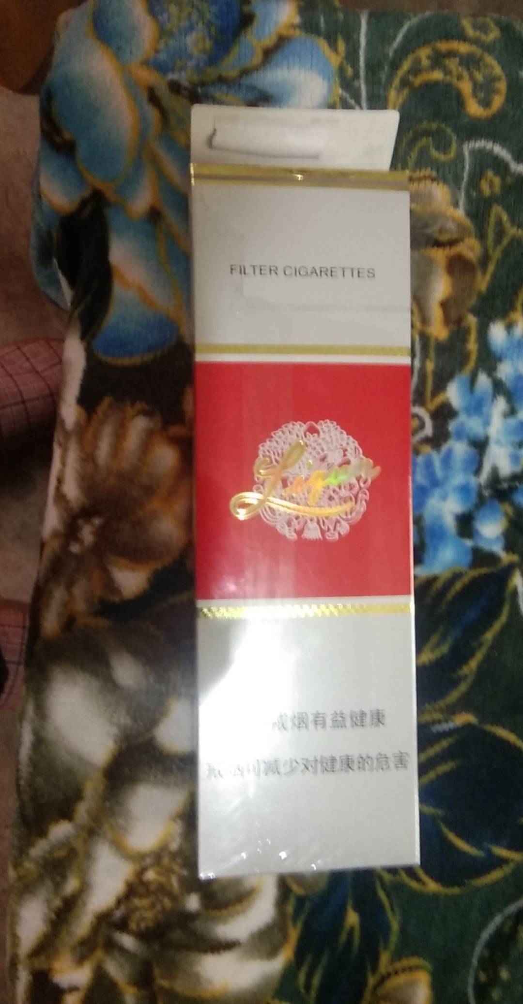 我昨天买一条利群，拆了一包，准备抽一根然后火一点居然抽不动熄火了，老哥们这是不是75 / 作者:很难受╯﹏╰ / 