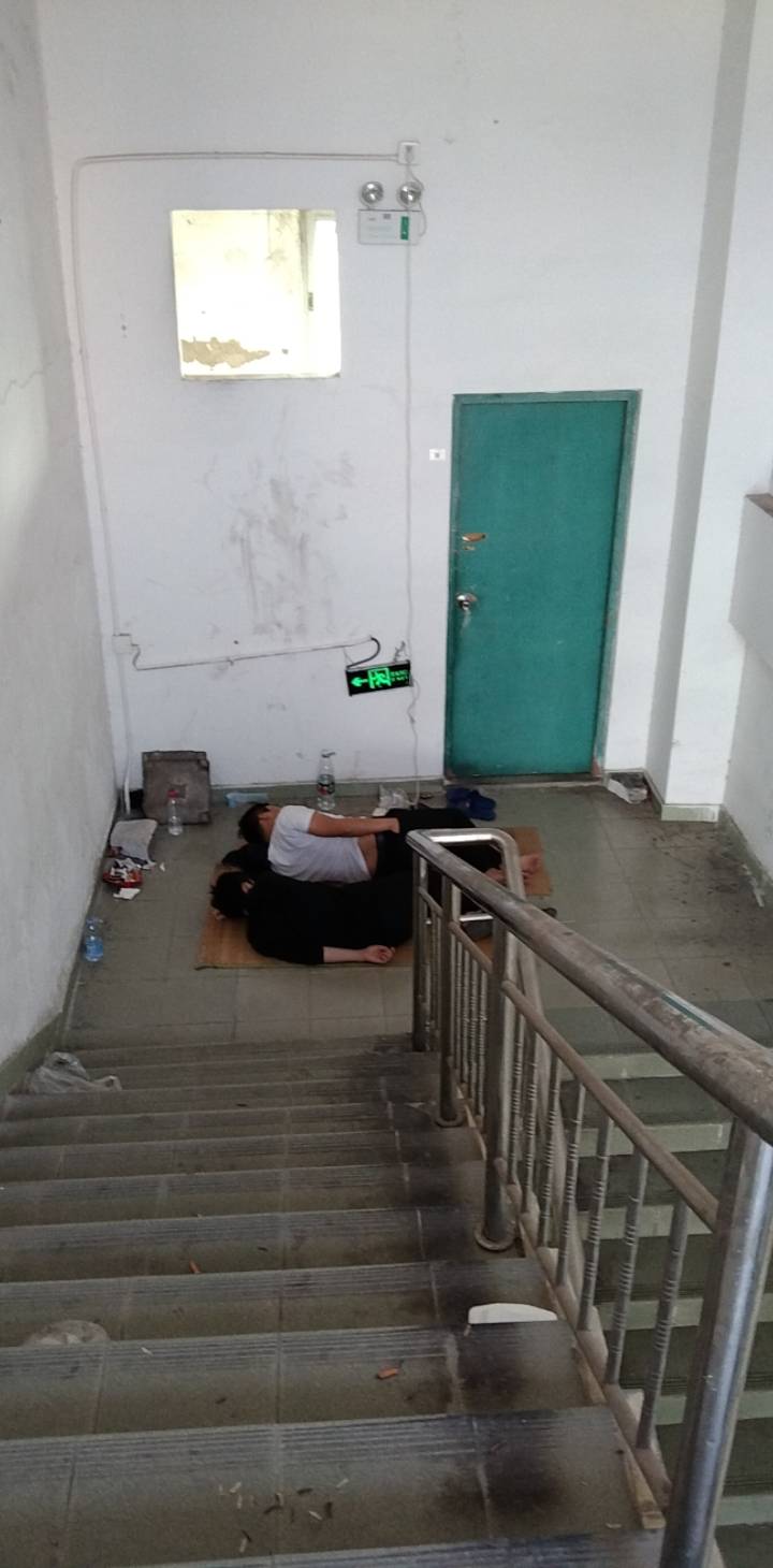 疫情封城了挂壁在天台有没有老哥救救我
100 / 作者:wangqiang666 / 