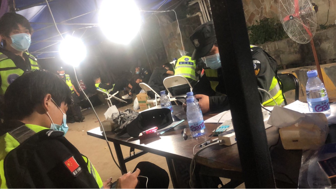 凌晨两点左右就把点撤下来了，警察也走完了，躺着玩着到早上，早餐也木有人了东莞也回85 / 作者:烟圈九州 / 