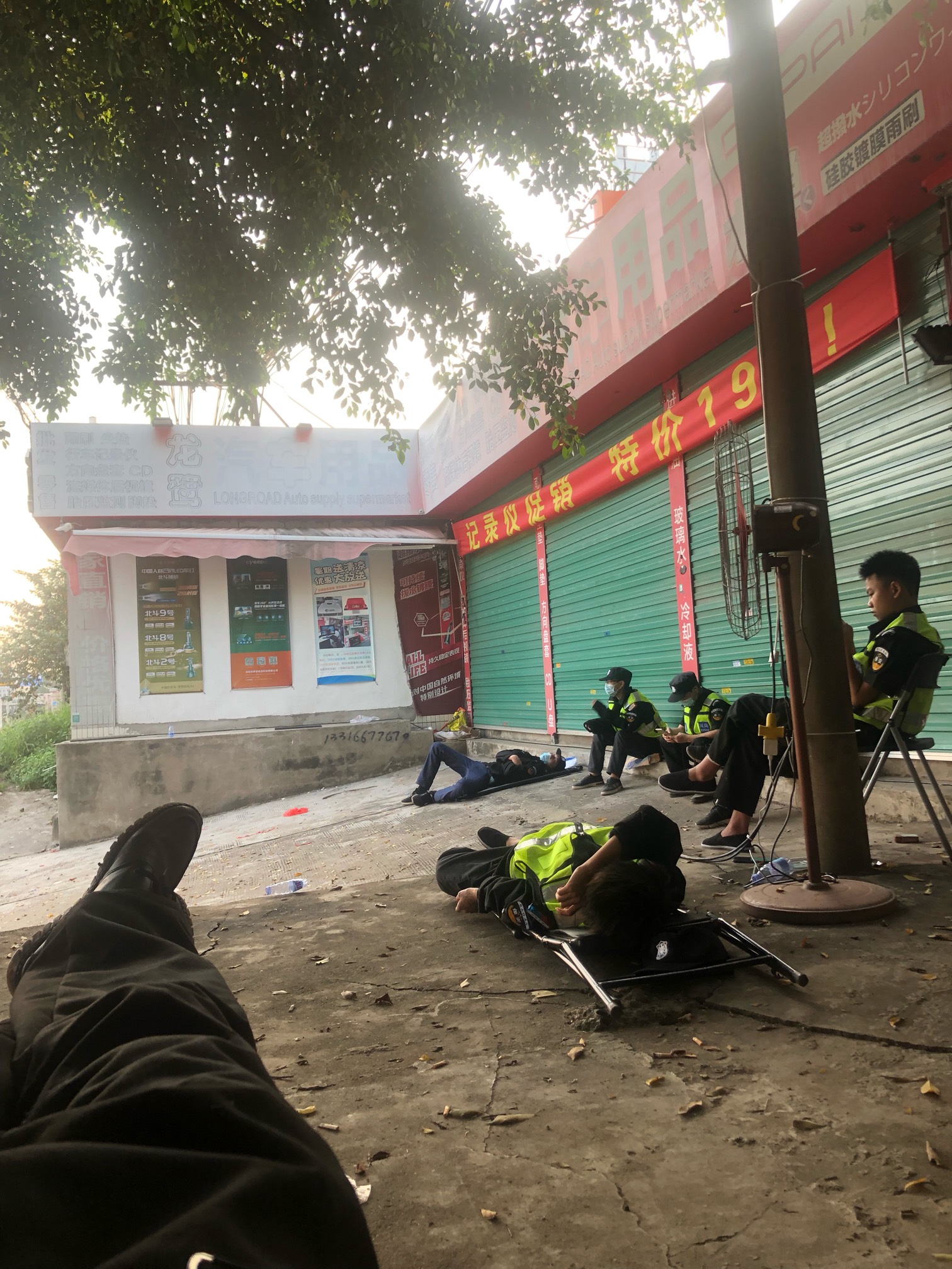凌晨两点左右就把点撤下来了，警察也走完了，躺着玩着到早上，早餐也木有人了东莞也回85 / 作者:烟圈九州 / 