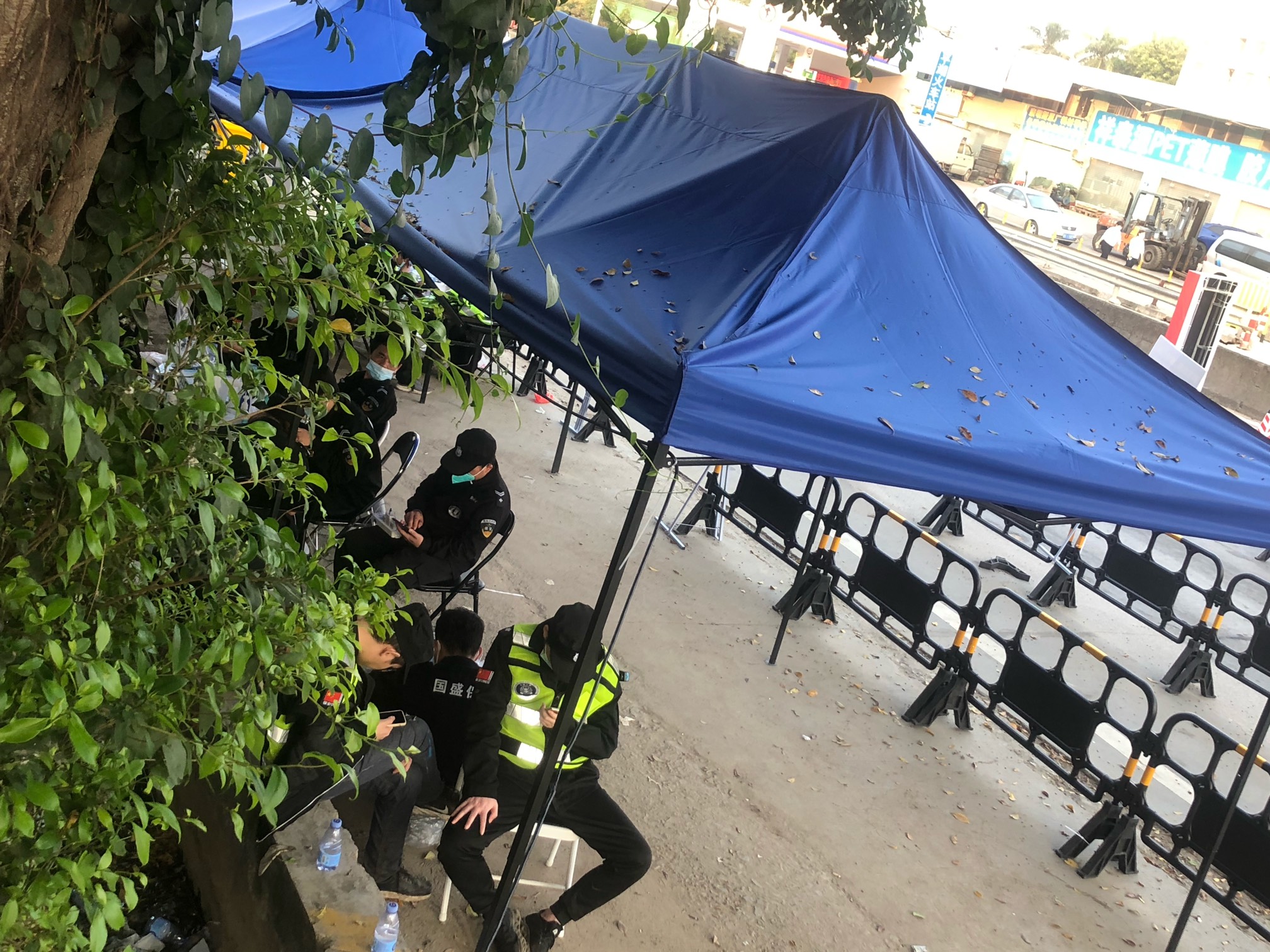 凌晨两点左右就把点撤下来了，警察也走完了，躺着玩着到早上，早餐也木有人了东莞也回10 / 作者:烟圈九州 / 