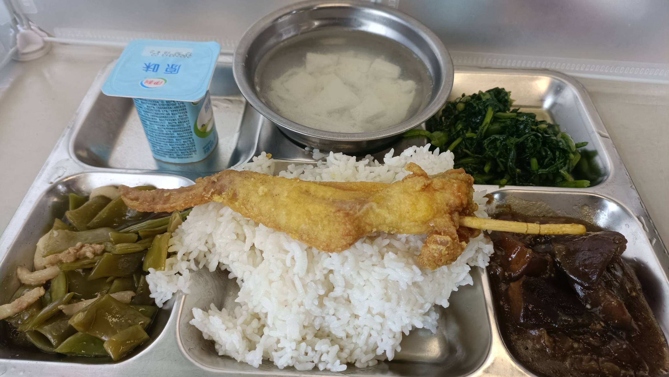 厂g又开始吃免费的午餐了，最起码不会饿肚子

64 / 作者:静静很美 / 
