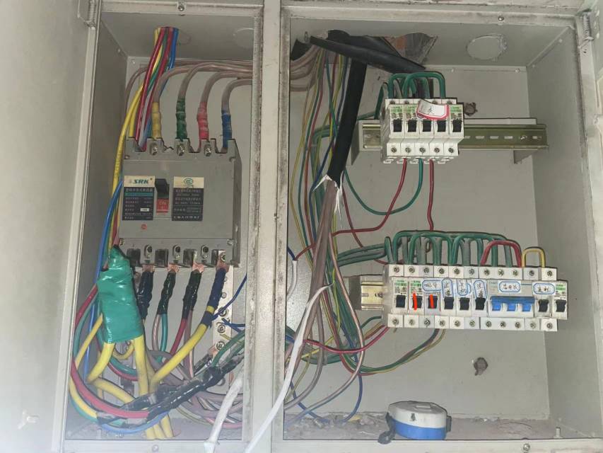 有会电工的老哥吗？我想接个排插在两根红线那里可以吗会有危险吗

18 / 作者:清辉夜凝 / 