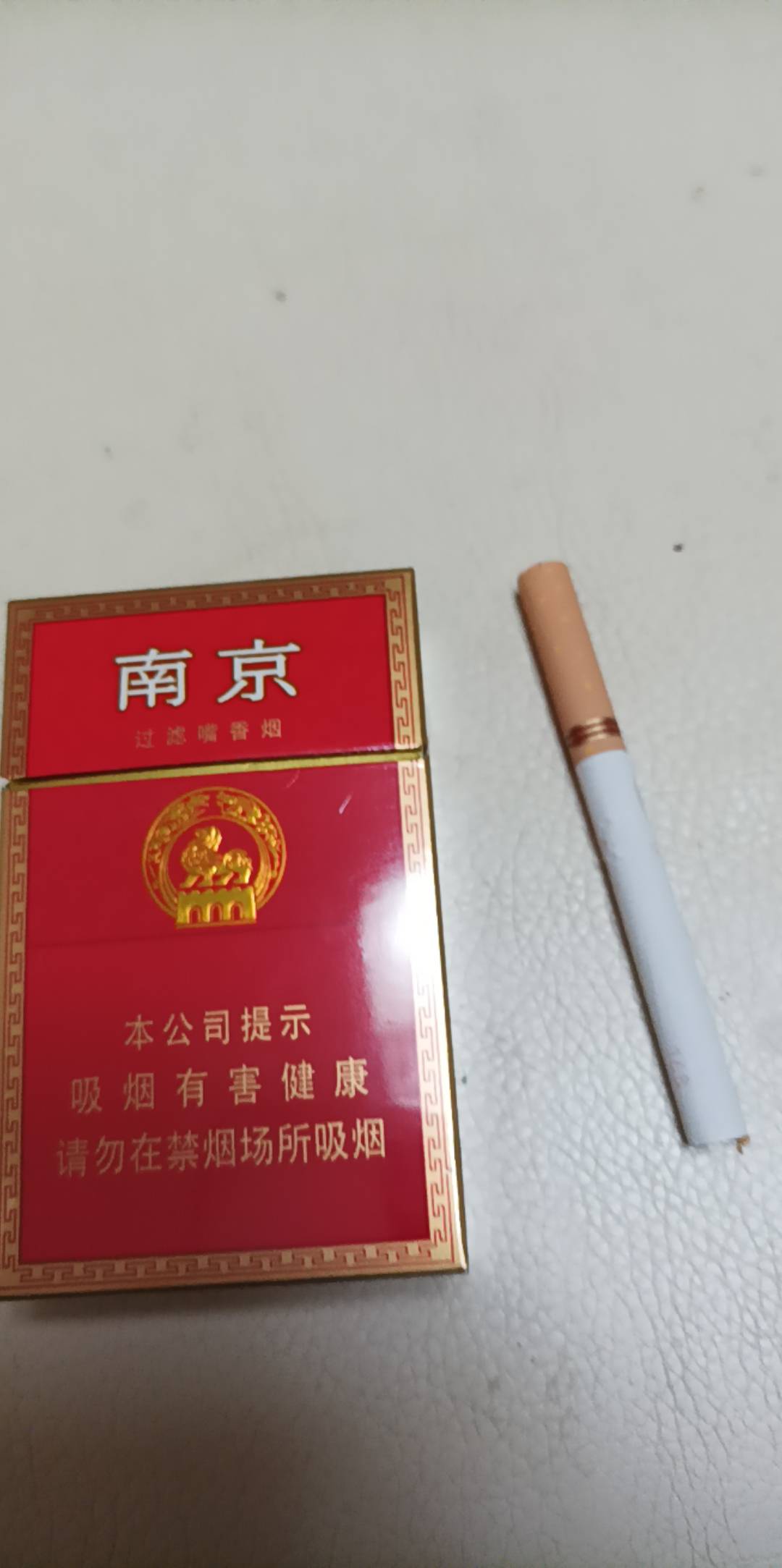 我感觉现在版本，十来块烟红南京是天花板中的天花板吧？

12元，完爆所有10元左右的烟27 / 作者:和平之月 / 