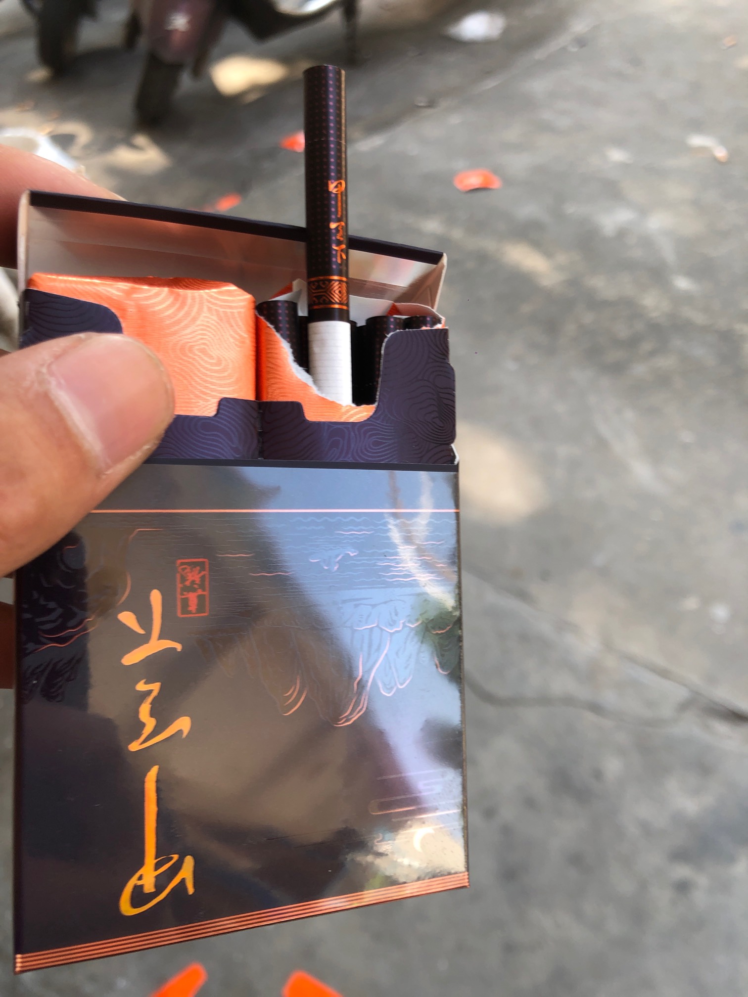 老哥们这种烟多少钱一包


95 / 作者:陈家祠小号 / 