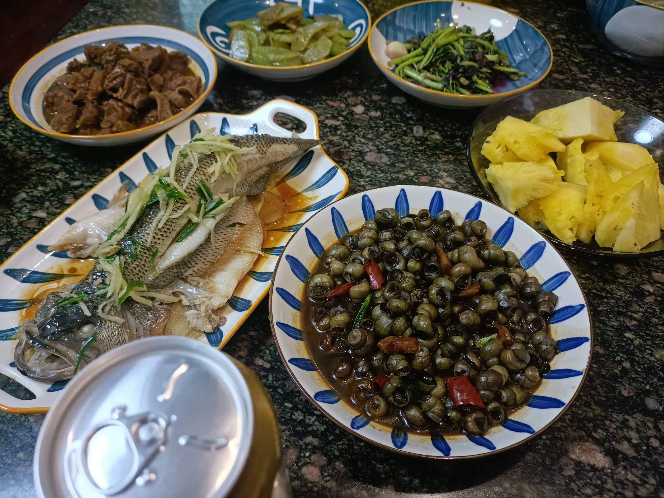 开饭了。肚子吃饱才有力气撸羊毛。

45 / 作者:醒不来的梦@ / 