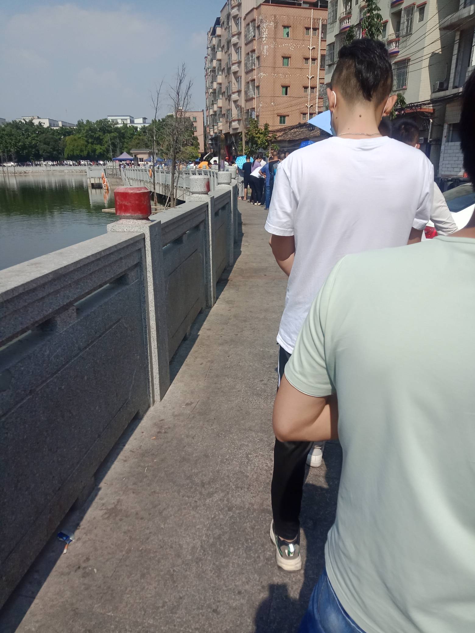 晒着大太阳，排了40分钟，做一个1分钟核酸，这日子过得

1 / 作者:广东彭于晏。 / 