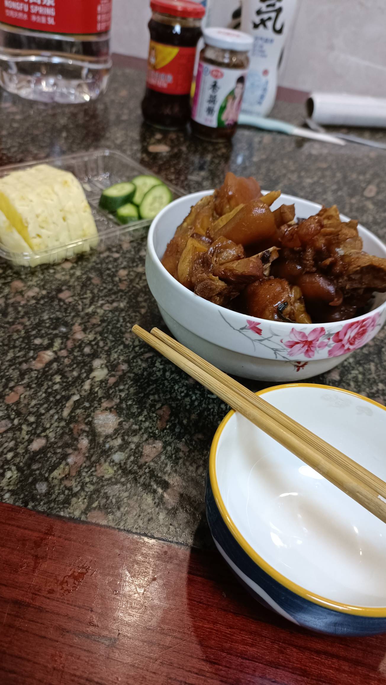 每天撸羊毛日子过得美滋滋。撸到的钱去超市购物，刚去采购了一些熟菜牛肉买点水果，用11 / 作者:醒不来的梦@ / 
