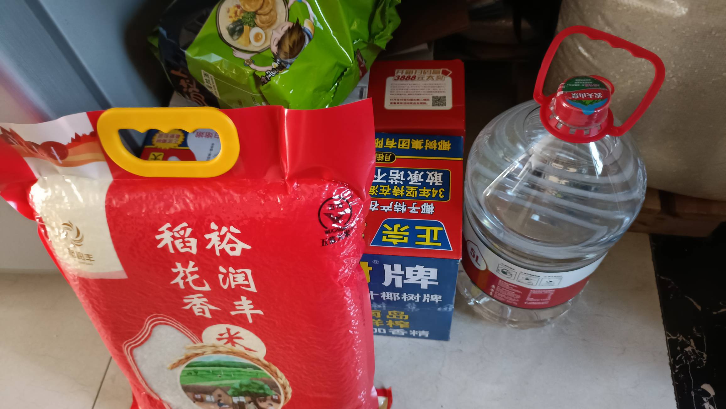 每天撸羊毛日子过得美滋滋。撸到的钱去超市购物，刚去采购了一些熟菜牛肉买点水果，用64 / 作者:醒不来的梦@ / 