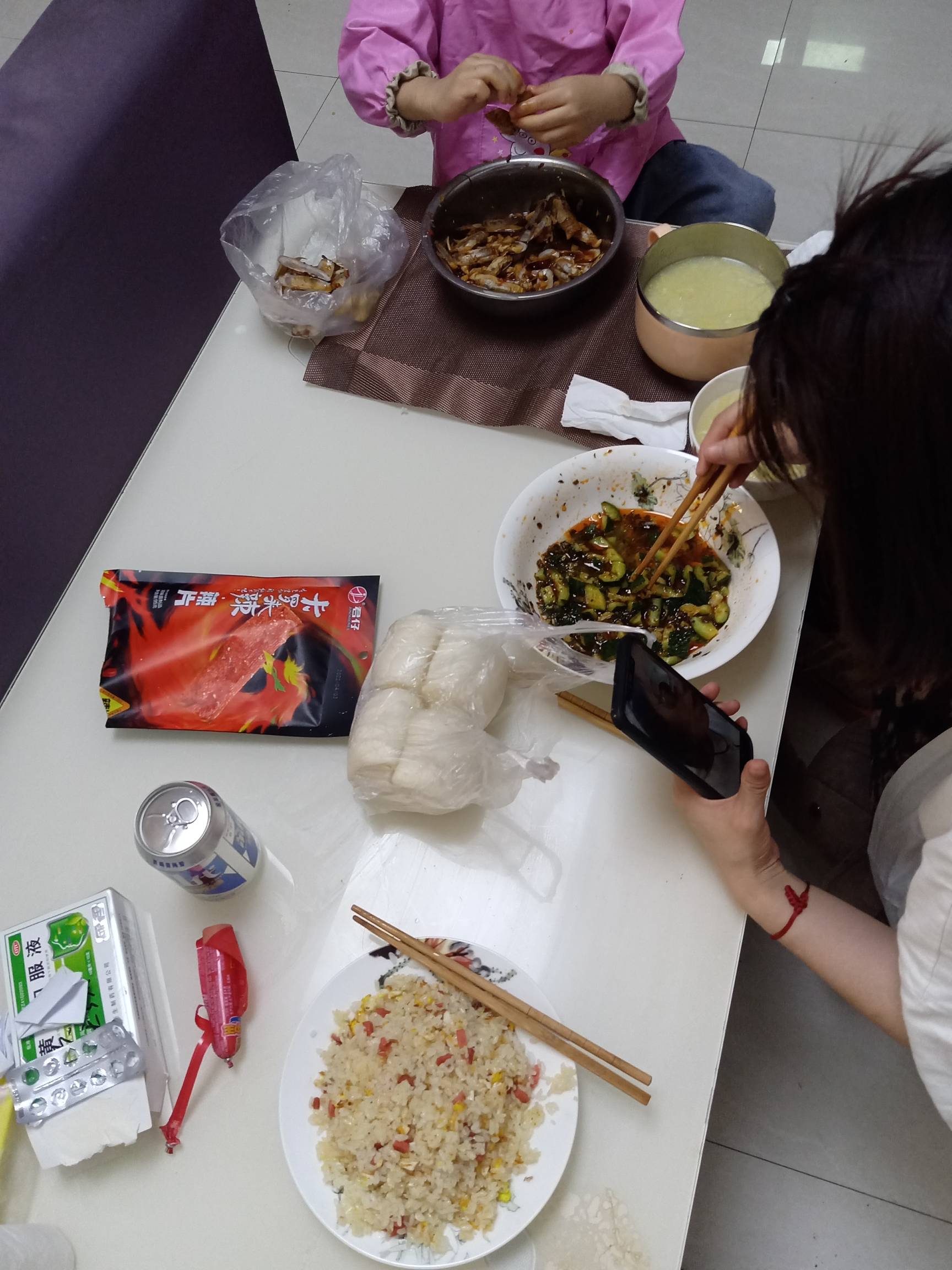 三口人吃三样饭，就我吃的差，唉这吊疫情不知道啥时间结束，这又封家里一星期

86 / 作者:小鱼lyd / 