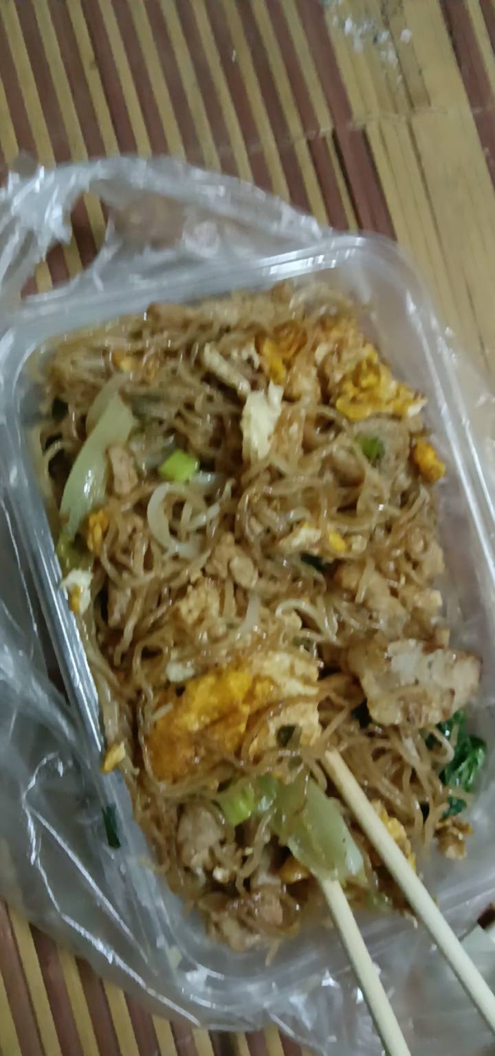 东莞街头路边摊12毛一份的肉蛋炒米粉