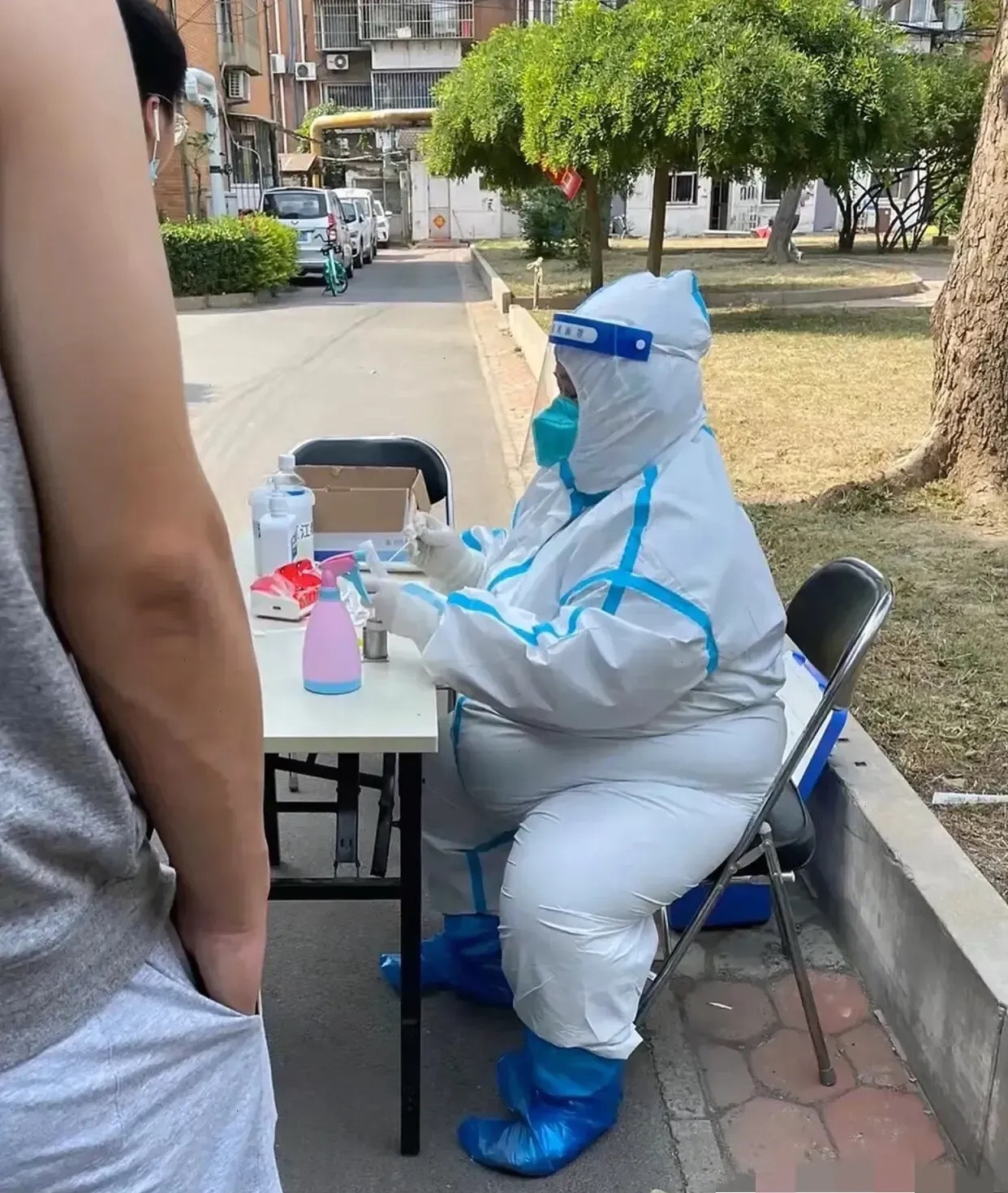 白衣天使Plus，这么热的天挺辛苦的

84 / 作者:灼灼桃花仙 / 