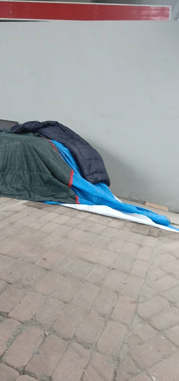 真困难没有住的老哥。也许我会帮帮，但凡没有达到真正困难。就别评论了，

98 / 作者:就只样 / 