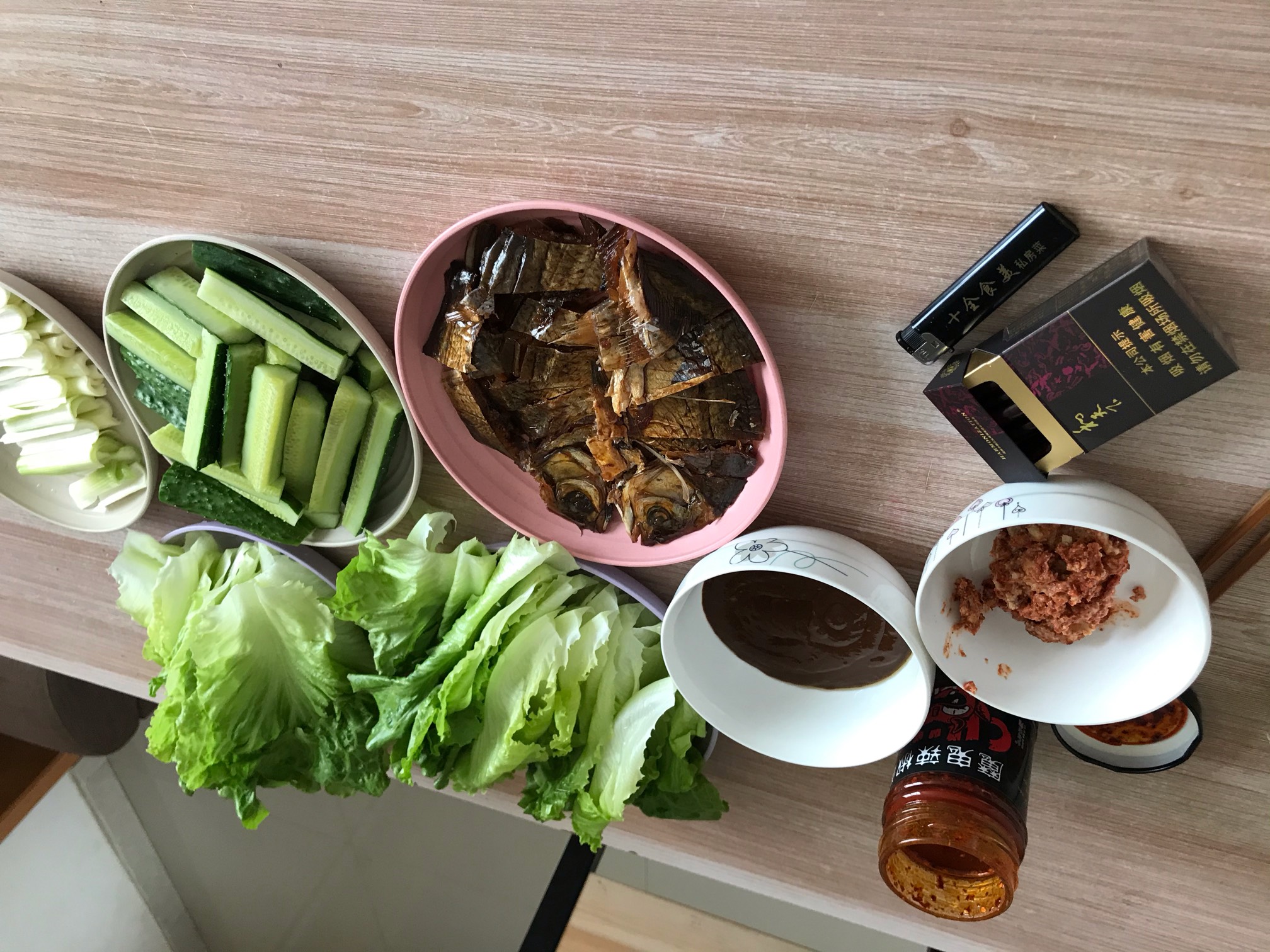 今日下酒菜、东北大酱沾菜、四川霉豆腐、贵州风味鱼、配上12听啤酒、看着电影、喝着啤54 / 作者:稳中求胜771 / 