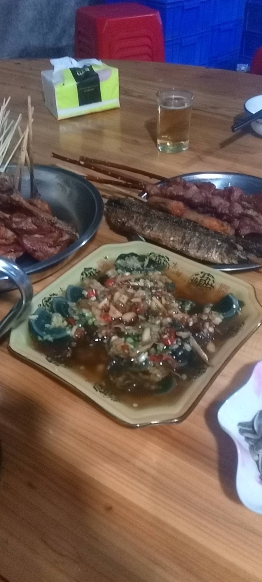 不知道多久没吃过夜宵了，天天有一顿没一顿的，今天发小请吃了一顿，老泪纵横的，终于44 / 作者:不安的青春 / 