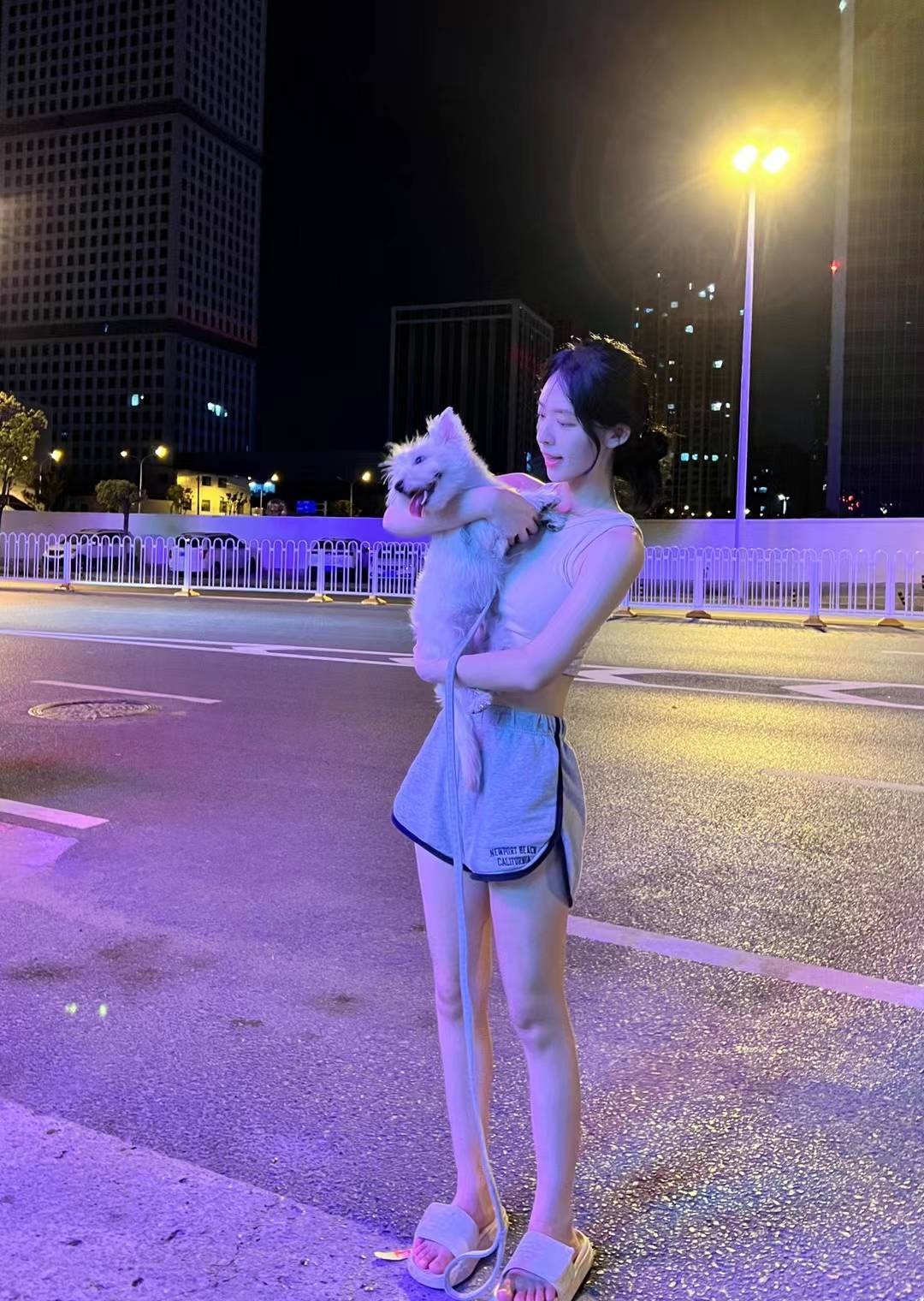 因为D 身边没有一个朋友  威心也没有一个说话的 从小玩到大的 还不如卡农认识的一个老100 / 作者:后台啊 / 