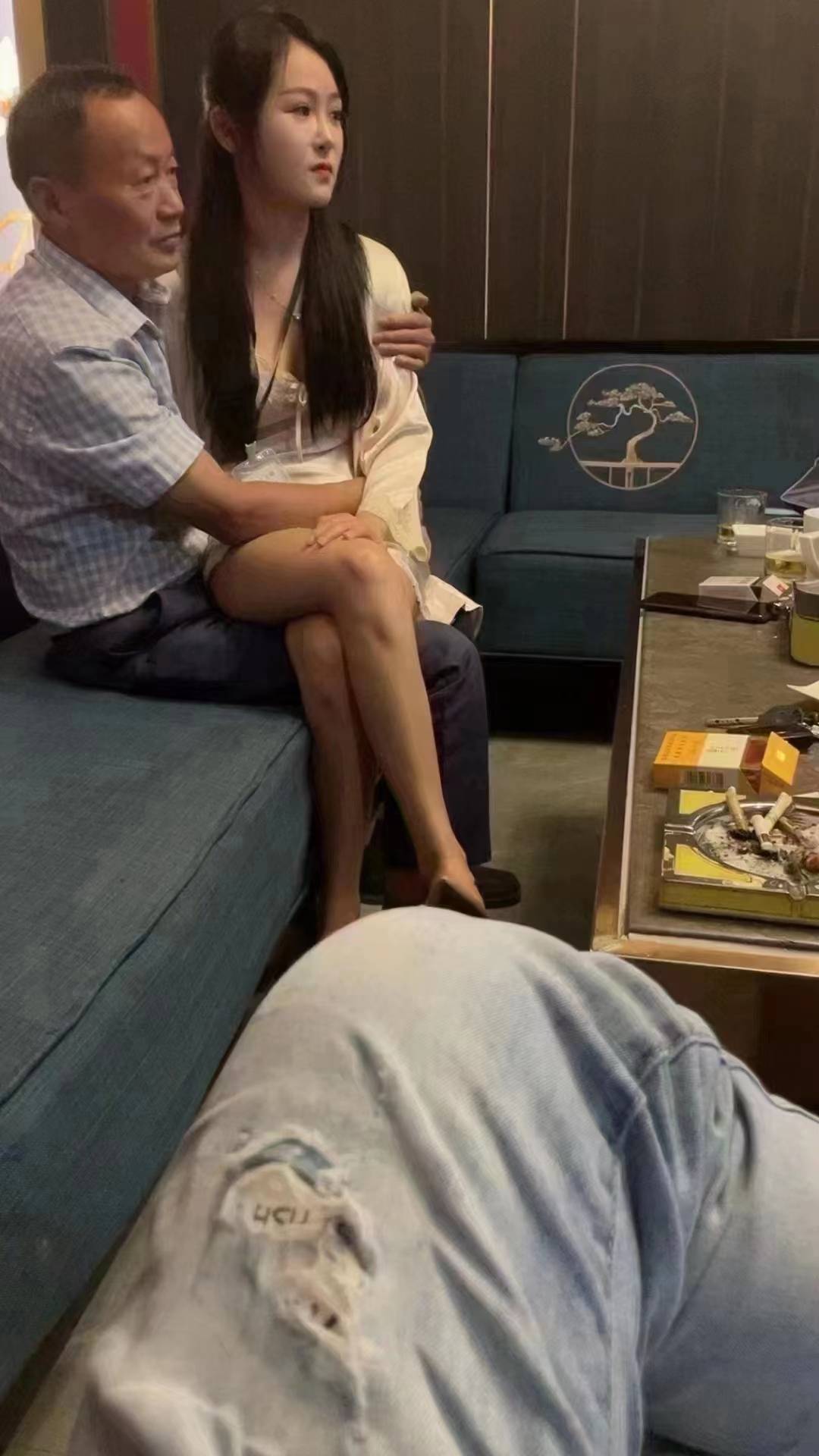 这就是你们花几十万取的婆娘，人家老头子花几百就搞定，老哥们都加油吧，都好好生活，13 / 作者:幸福一生易 / 