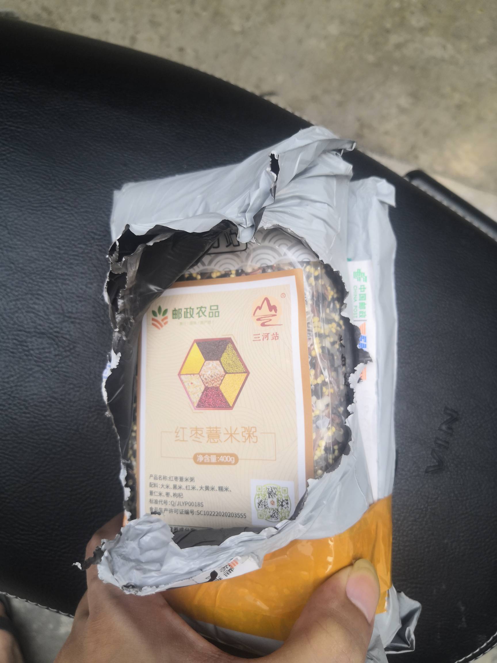 我跟快递站代收点大哥说两袋米 他是翻来翻去找不到 最后我自己找到了 他说你这两袋米79 / 作者:小白白又白的ya / 