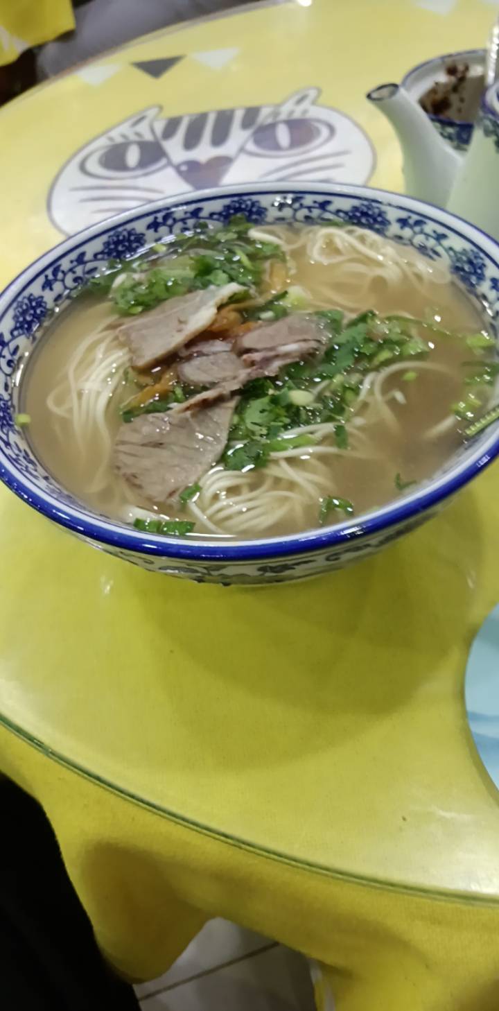 本来不想吃了。但还是有点饿。吃完这碗兰州，让本就不富裕的生活更加的雪上加霜！

81 / 作者:将活 / 