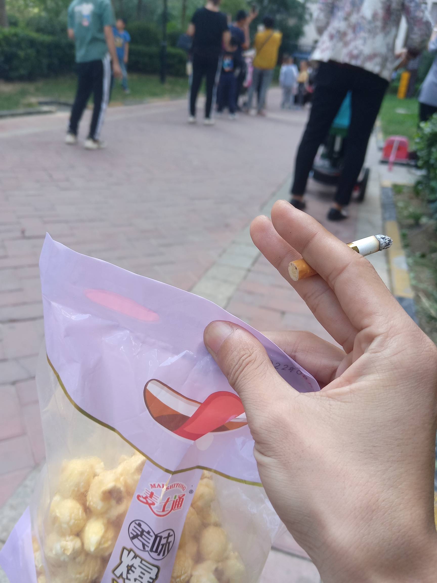 当一次吃瓜群众，小区有个高中生和家里人吵架了要跳楼，现在的孩子心里承认能力老差啊35 / 作者:小鱼lyd / 
